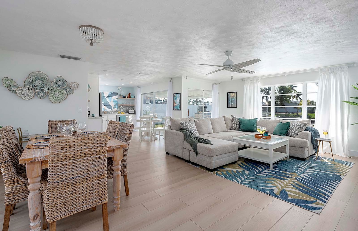 Beheizter Pool auf der Terrasse mit Blick auf den Kanal und Bootssteg.