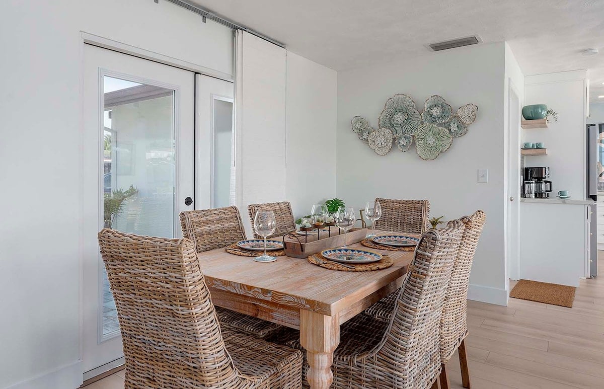 Beheizter Poolbereich mit Lanai und Blick auf den Kanal.