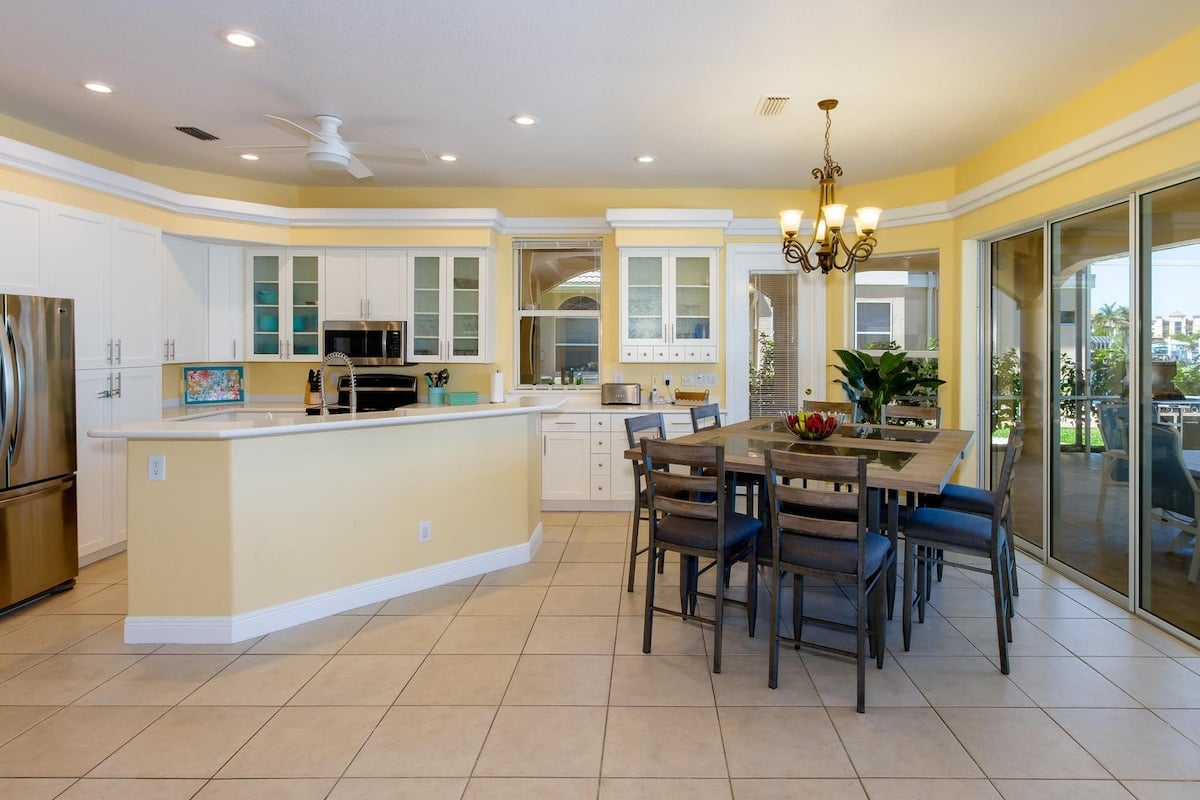 Terrasse am Kanal mit privatem Bootsdock.