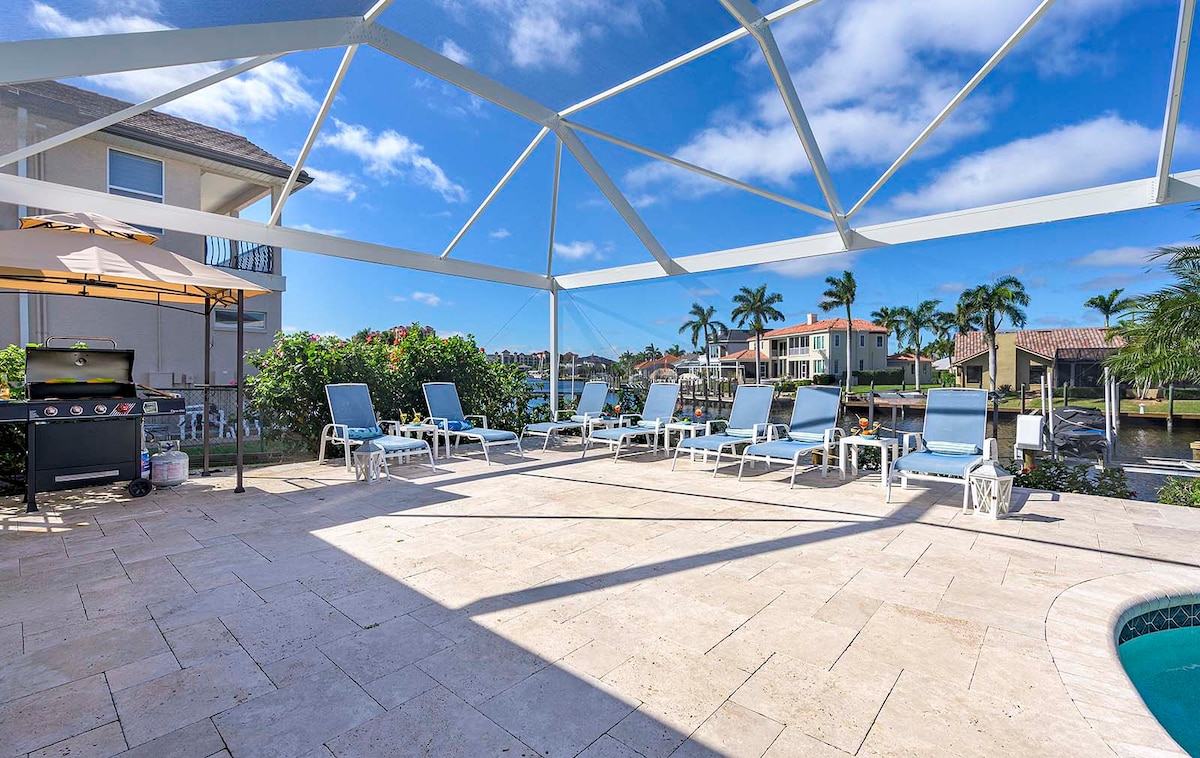 Außenbereich am Kanal mit privatem Bootsdock.