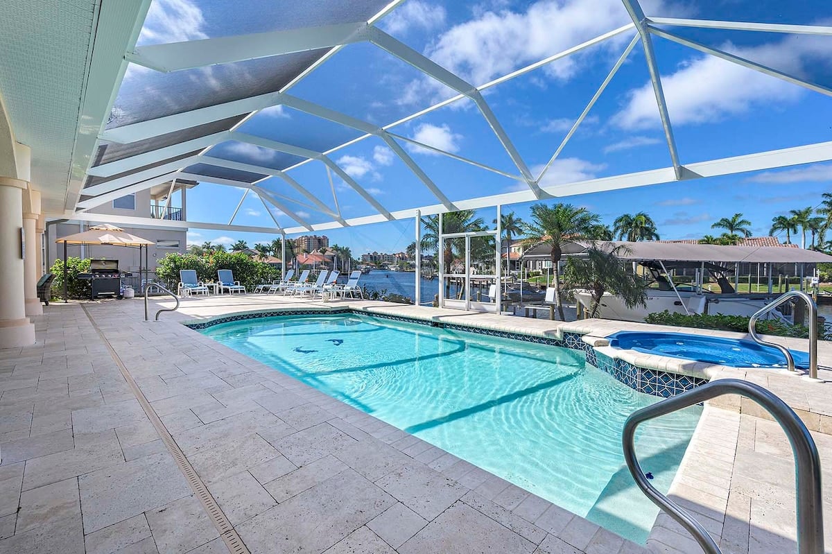 Außenbereich am Kanal mit privatem Bootsdock.