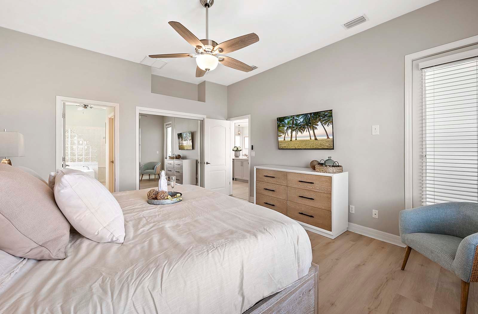 Hauptsuite mit Kingsize-Schlafzimmer, Zugang zum Pool/Terrasse, eigenem Bad und TV