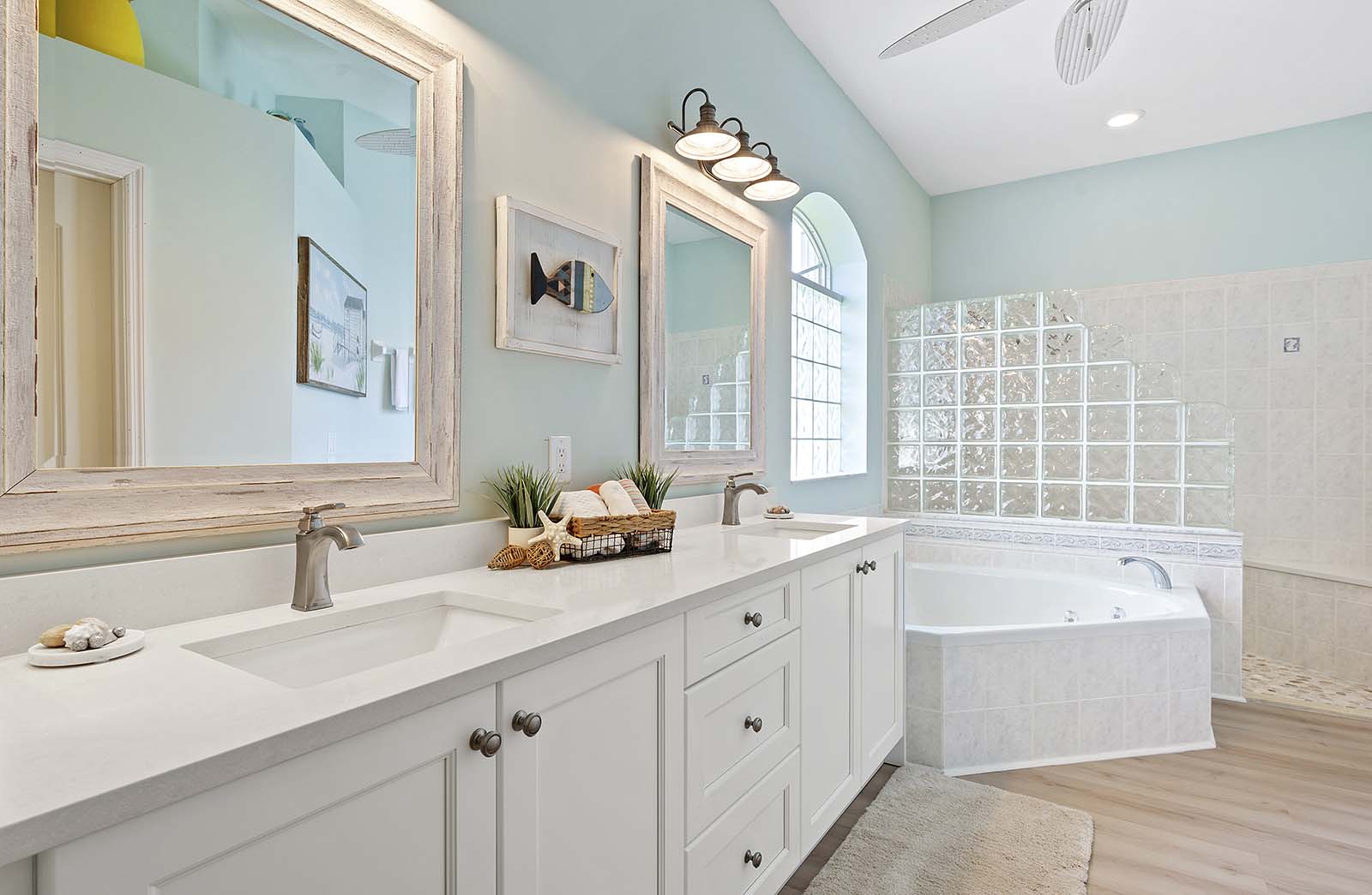 Eigenes Badezimmer mit Gartenbadewanne, zwei Waschbecken und begehbarer Dusche