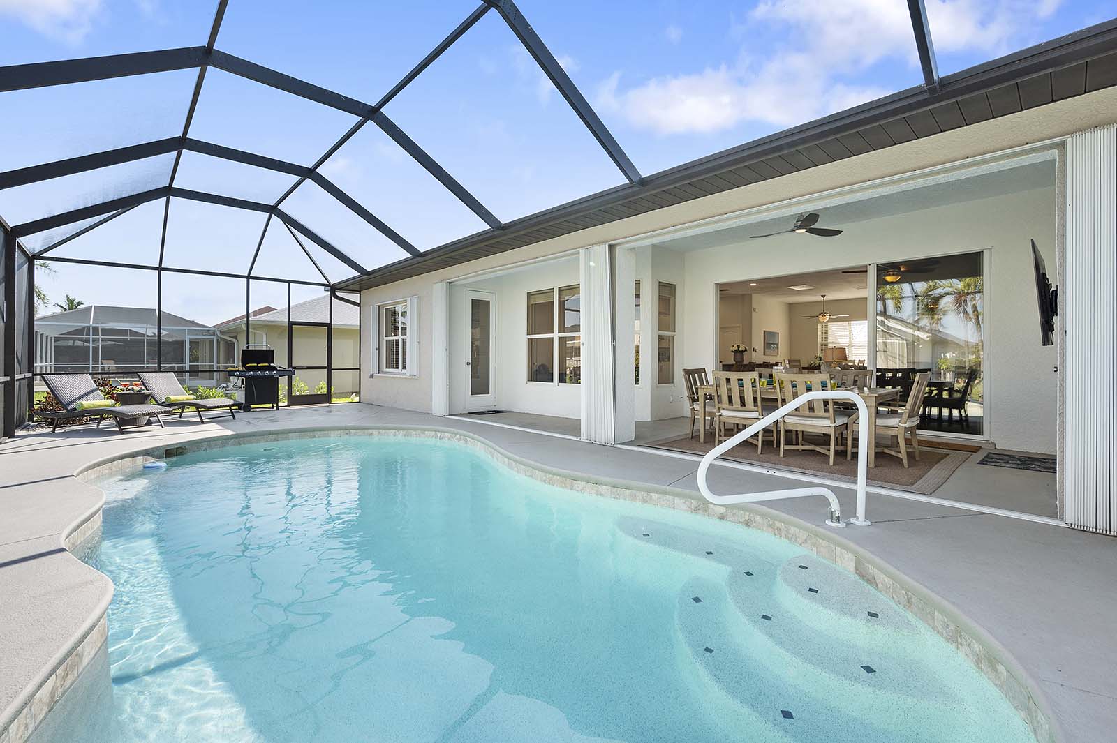 Warum nicht ein erfrischendes Bad im Pool nehmen?