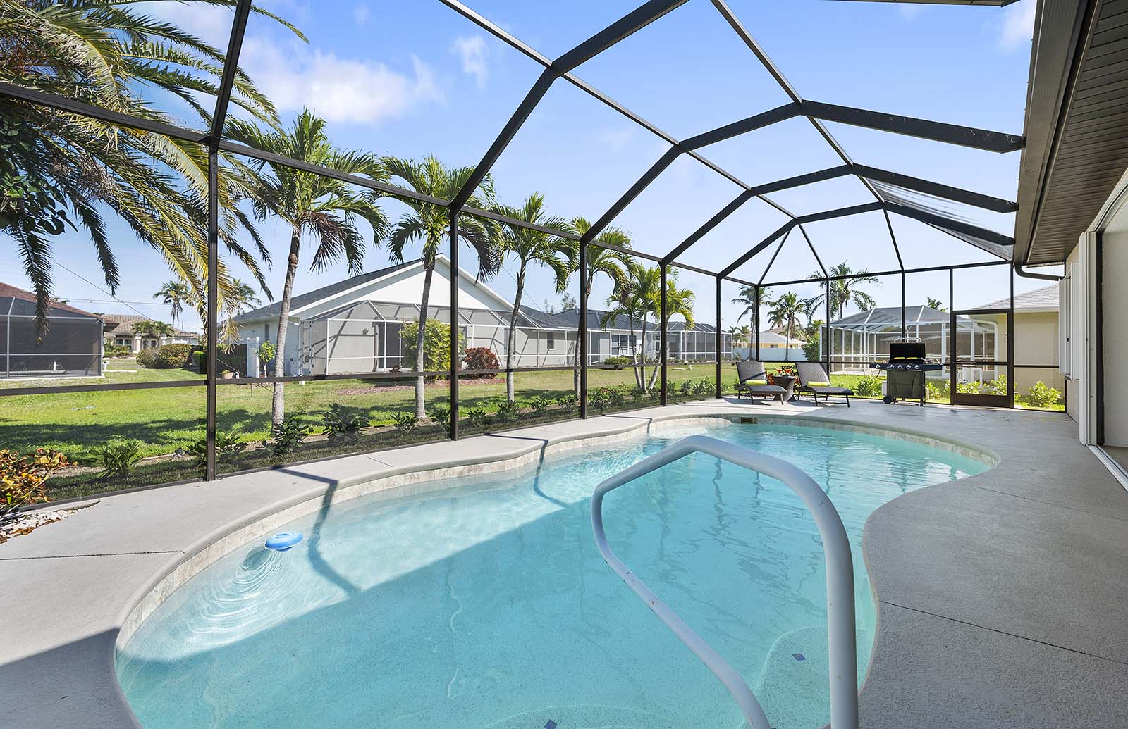 Fantastischer Pool mit flachem Eingang und tiefem Ende