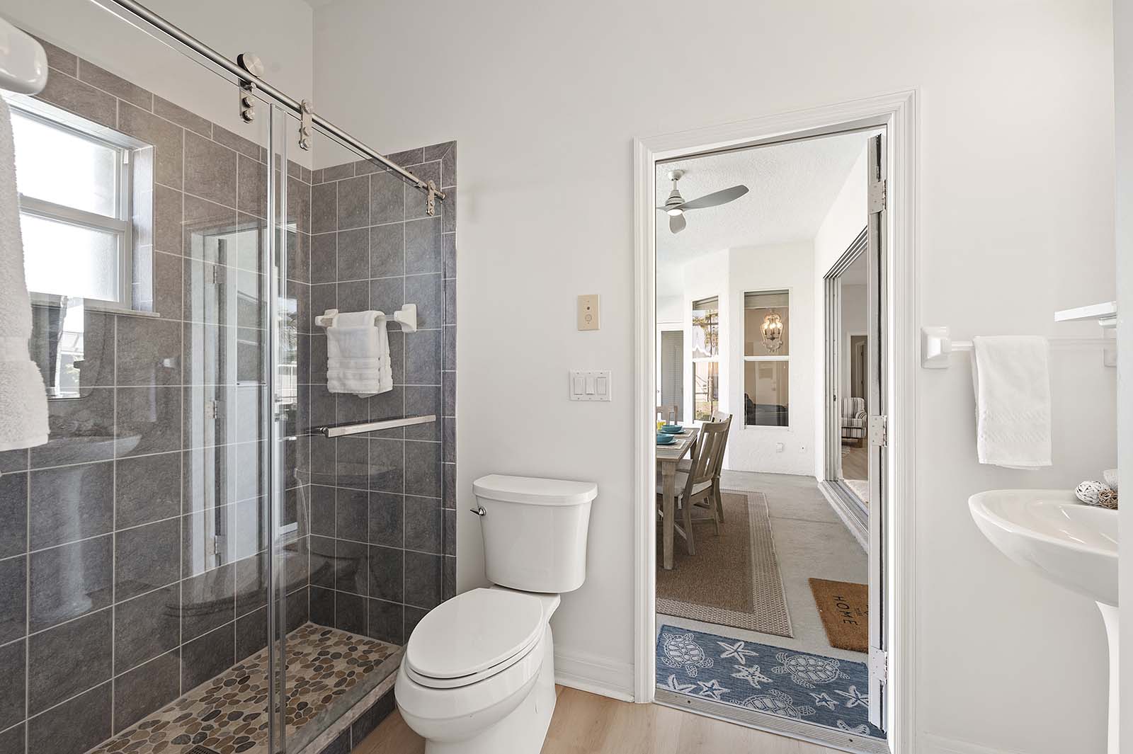 Vom En-Suite-Badezimmer bis zum Schlafzimmer mit Queensize-Bett und Poolbad mit Dusche und Waschbecken