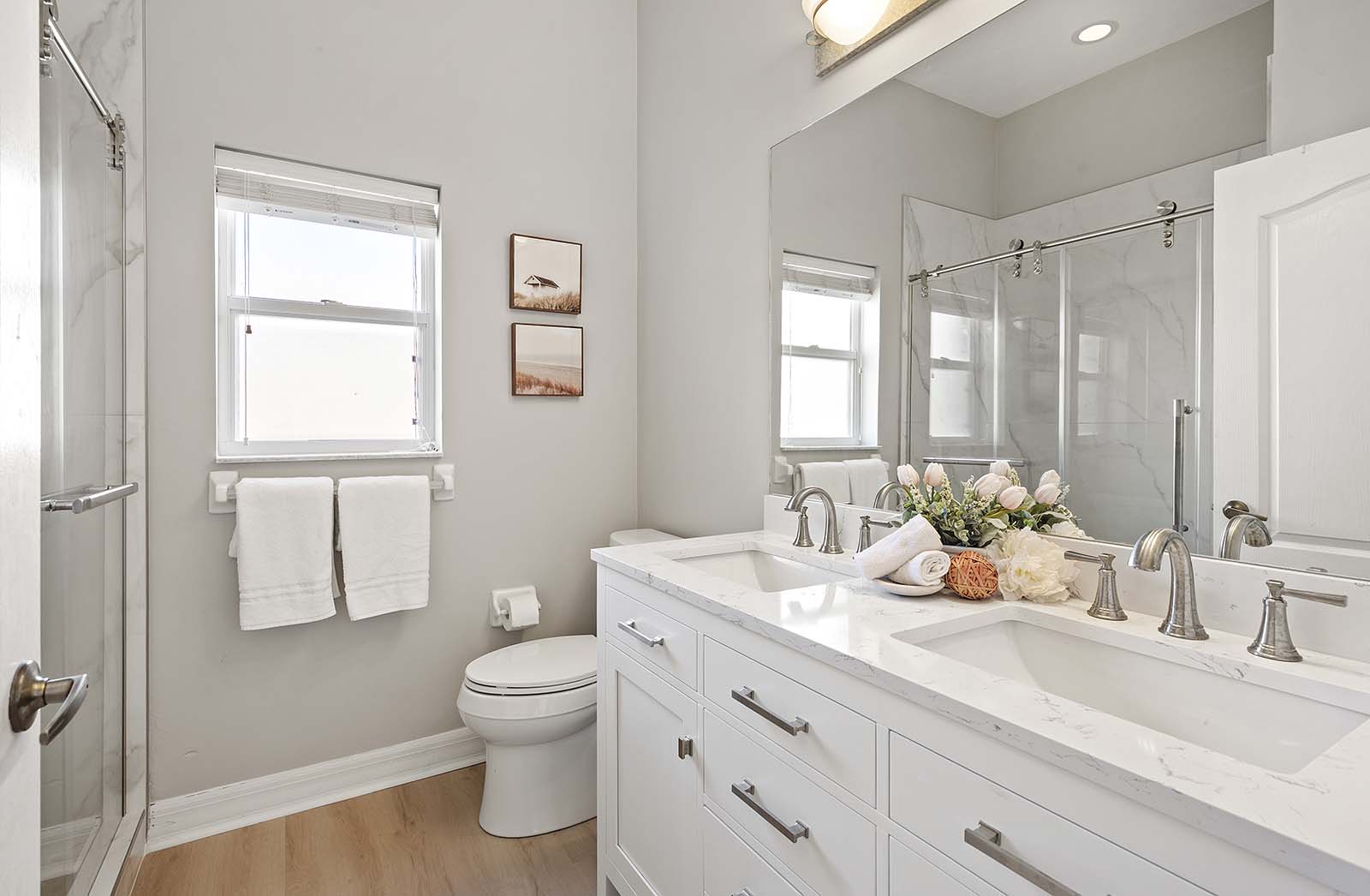 Badezimmer im Gästeflur mit Dusche und Waschbecken