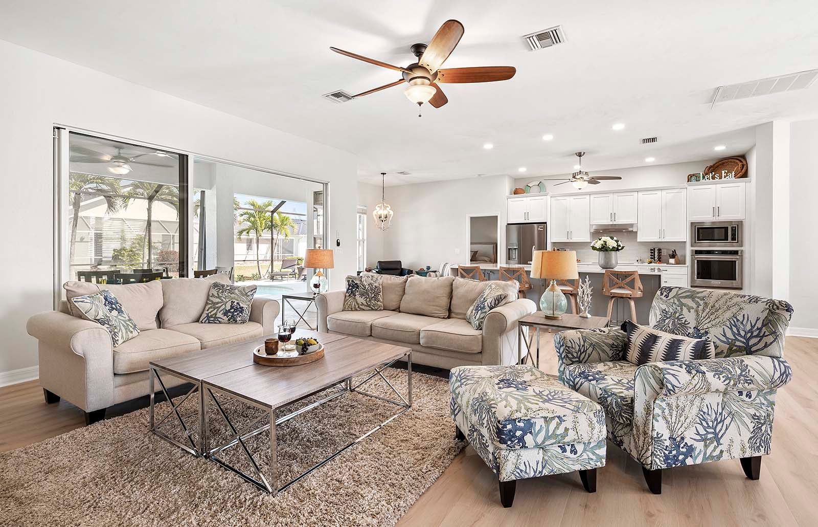 Das Wohnzimmer ist der Mittelpunkt des Hauses mit Blick auf die Küche, das Esszimmer, die Sitzecke und die Veranda