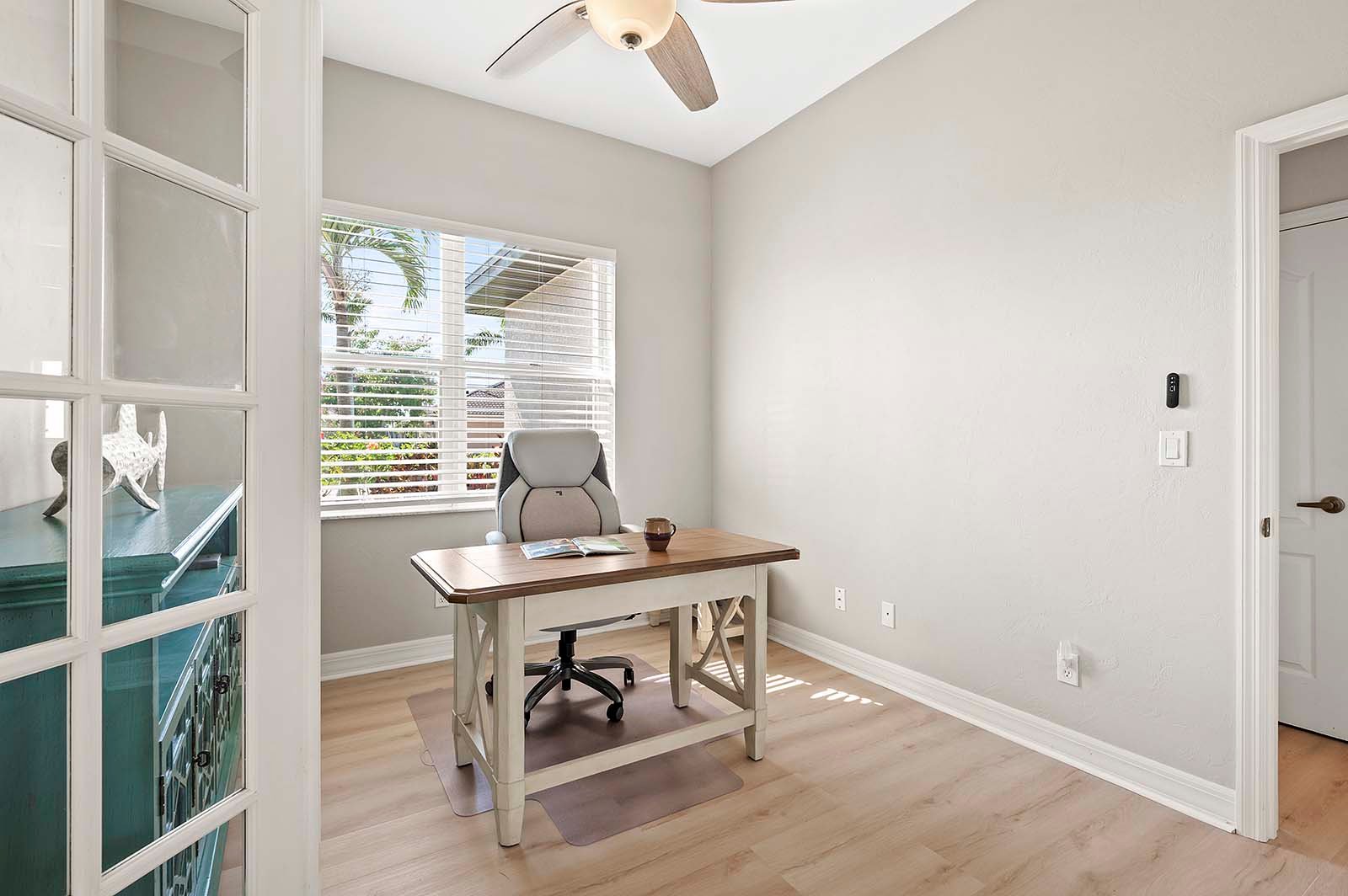 Das ausgewiesene Büro mit Blick auf den Garten ermöglicht es Ihnen, Ihre Arbeit oder E-Mails zu überprüfen.