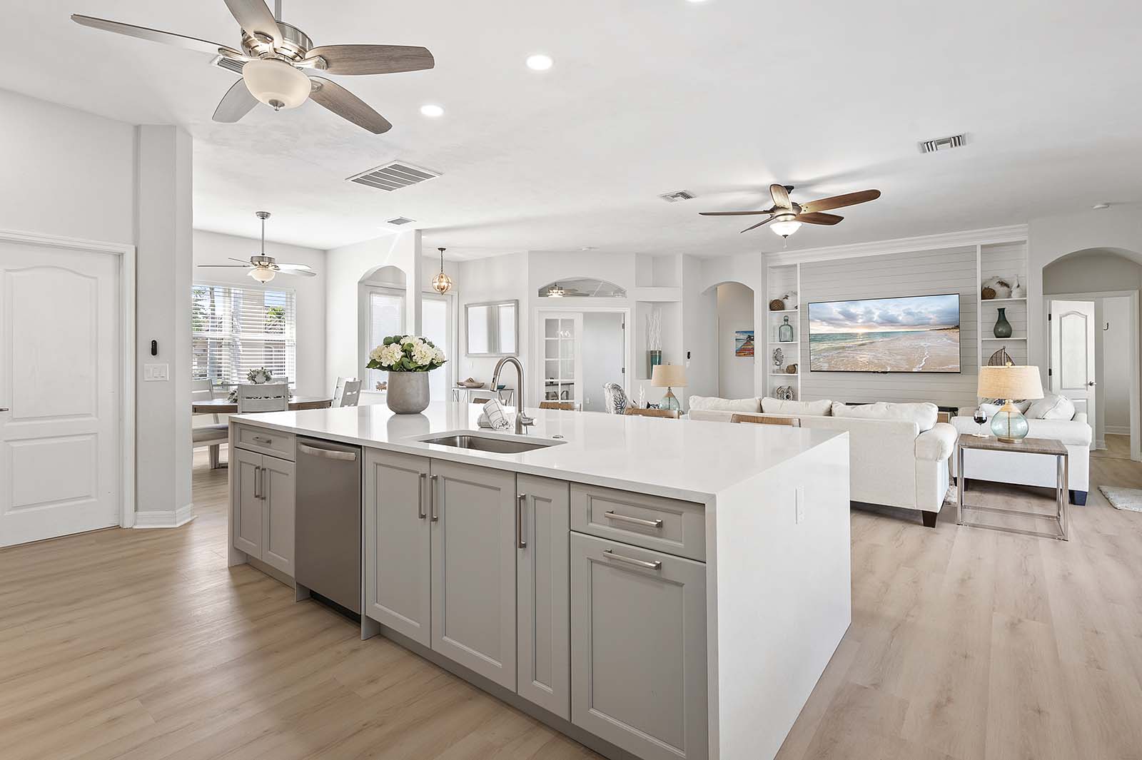 Das Highlight des Hauses ist die brandneue Küche mit großer Mittelinsel