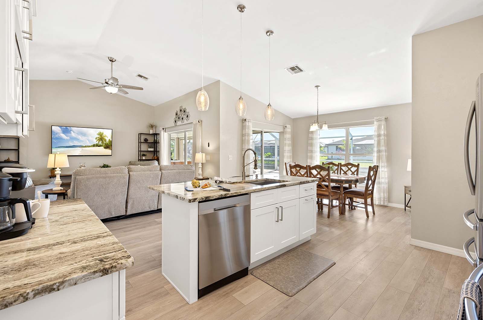 Beheizter Privatpool mit Sonnenliegen und TV im Poolbereich.