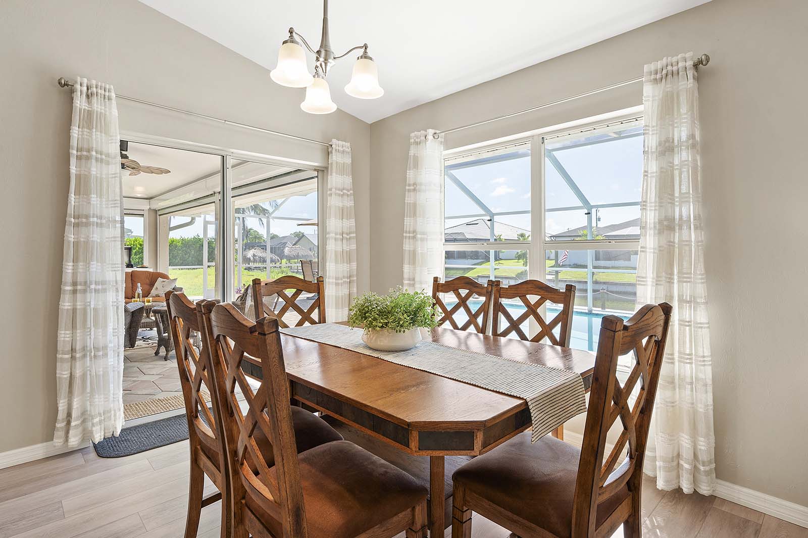 Beheizter Privatpool mit Sonnenliegen und TV im Außenbereich.