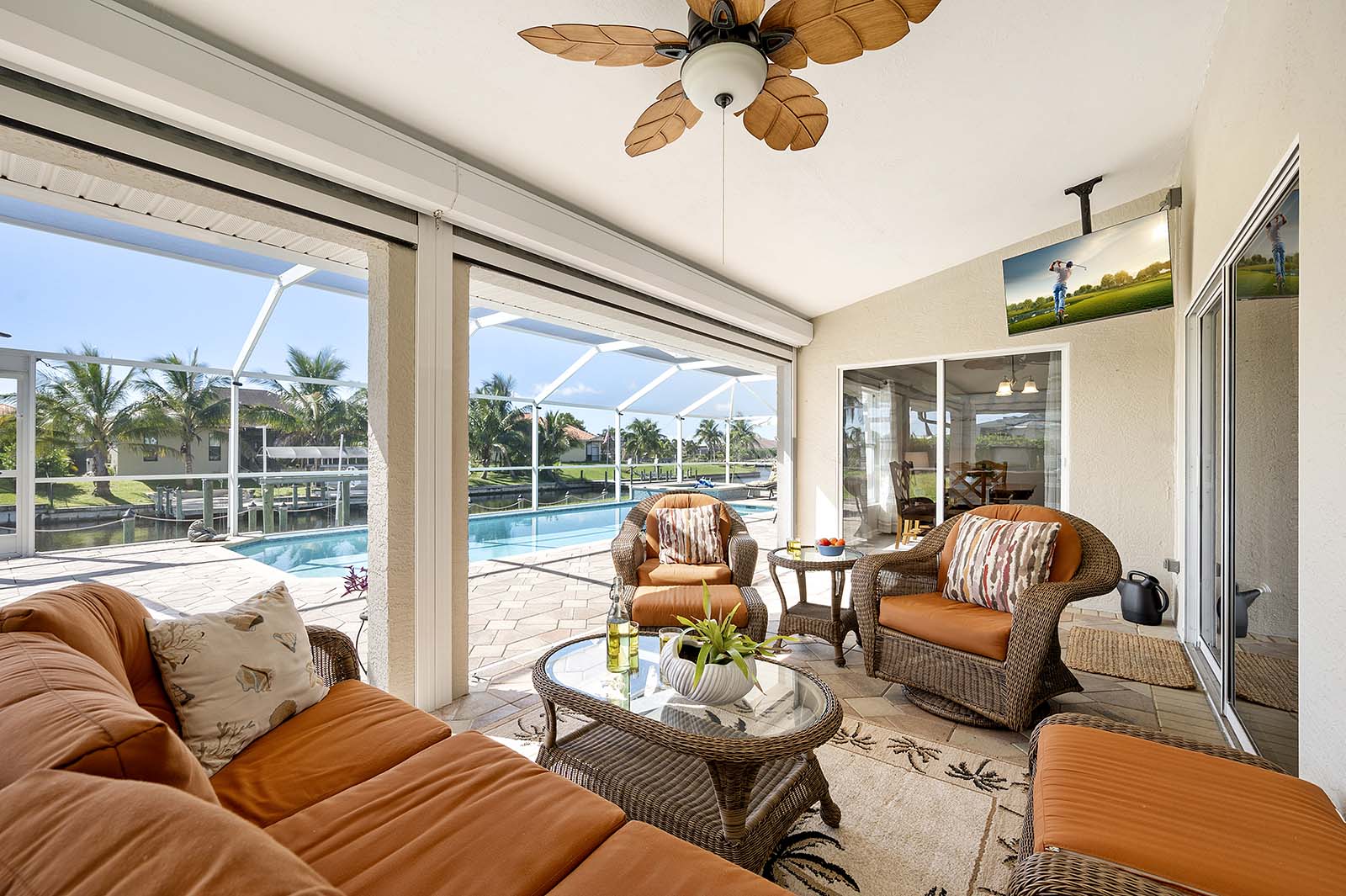 Beheizter Privatpool mit Sonnenliegen auf der Terrasse.