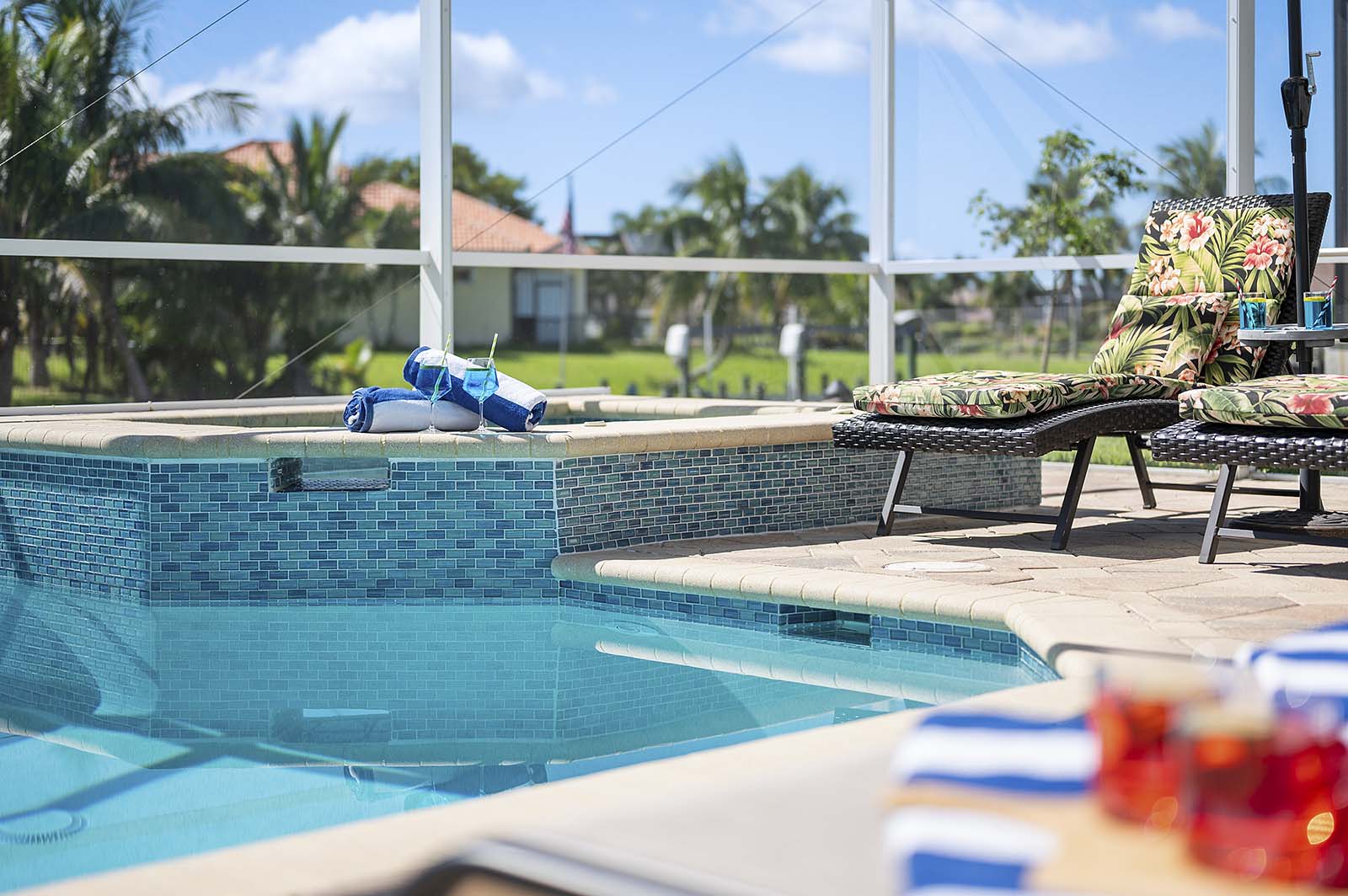 Beheizter Privatpool mit Sonnenliegen auf der Lanai.