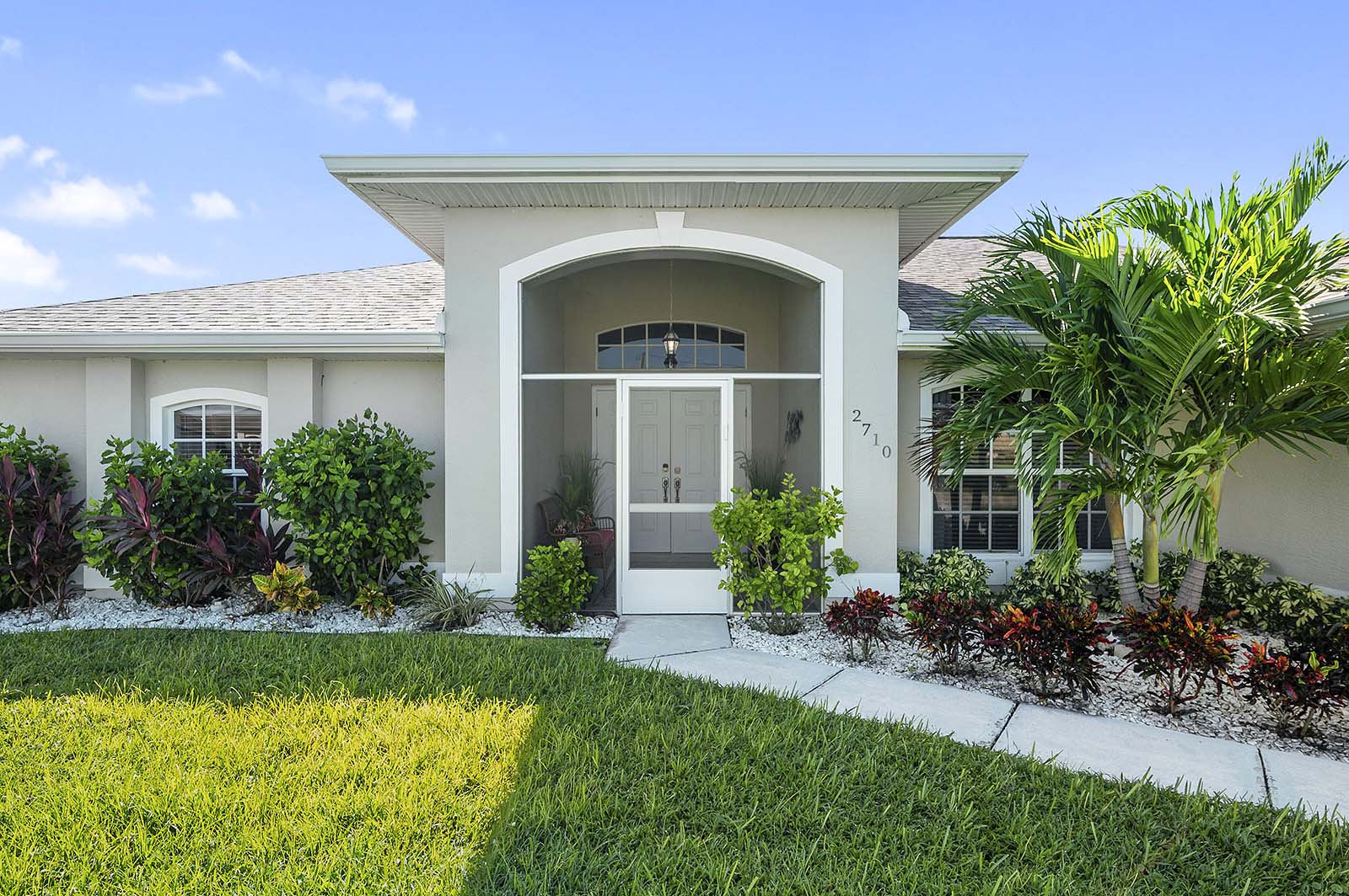 Beheizter Privatpool mit Sonnenliegen und TV im Außenbereich.