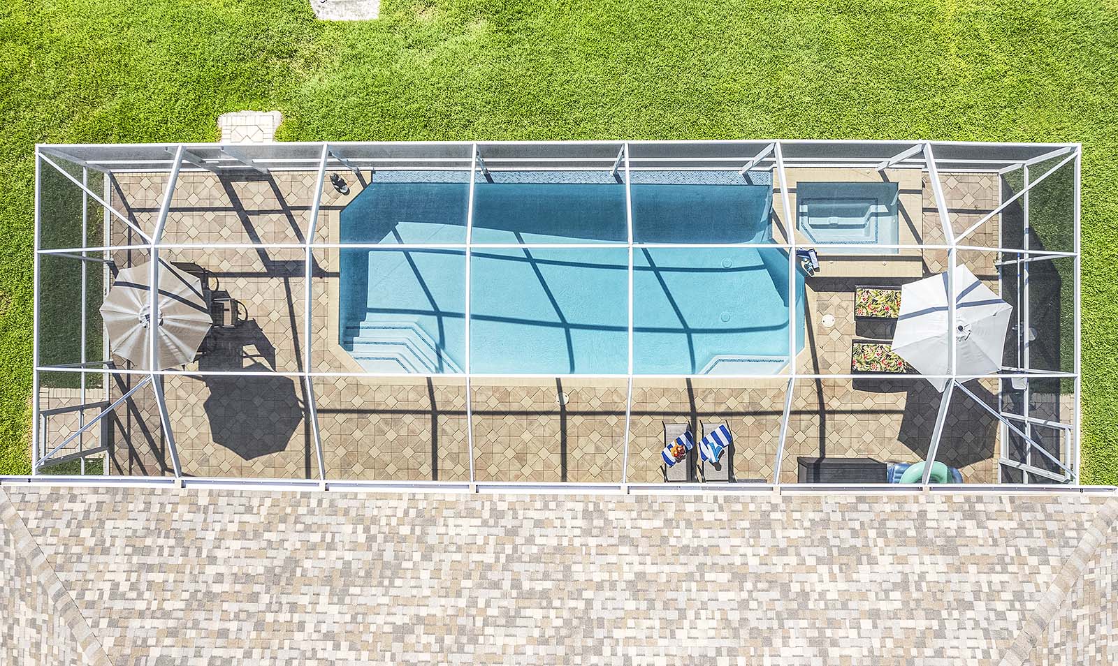 Beheizter Poolbereich mit Sonnenliegen und TV auf der Lanai.