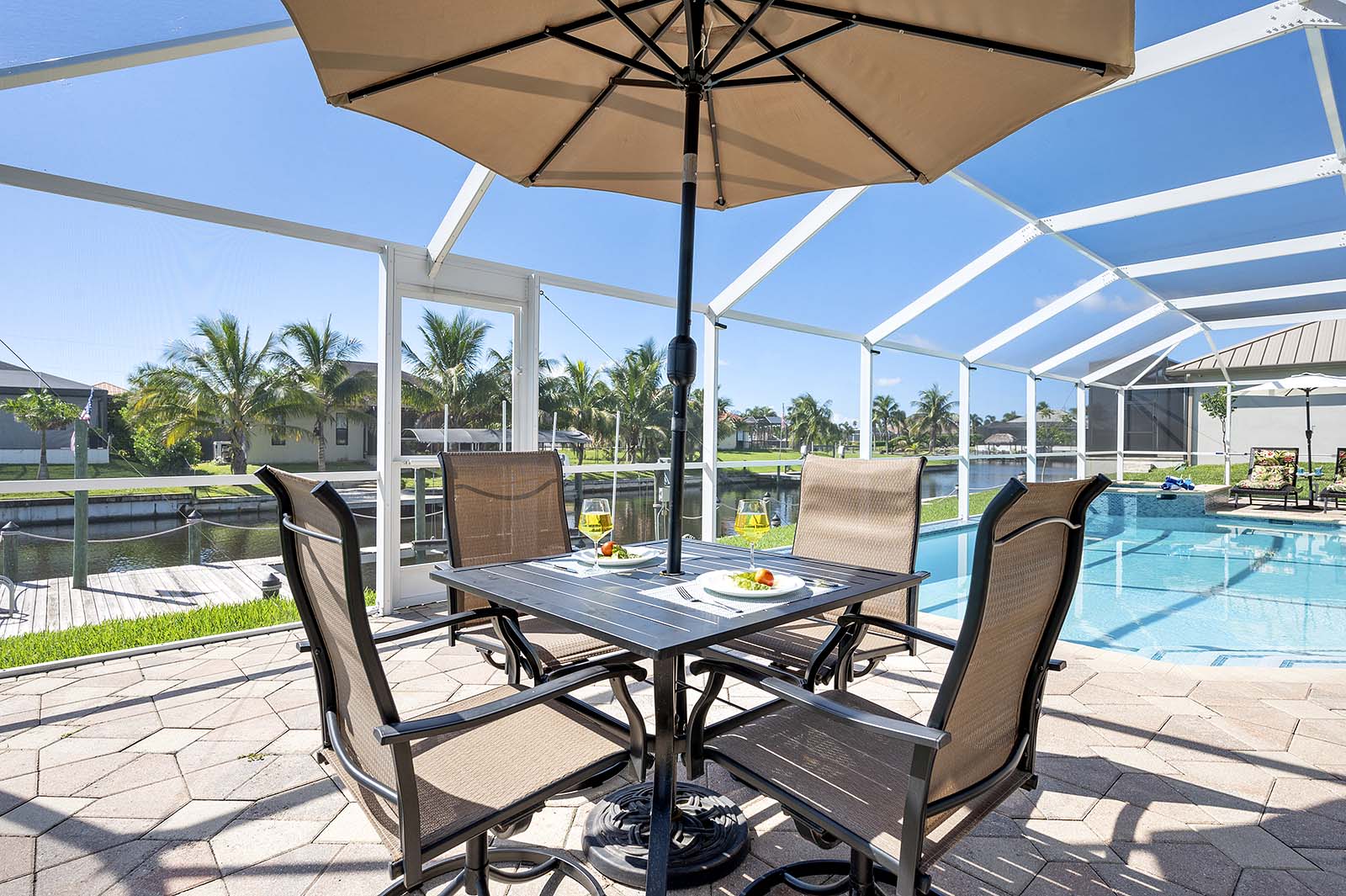 Beheizter Privatpool mit Sonnenliegen auf der sonnigen Lanai am Wasser.