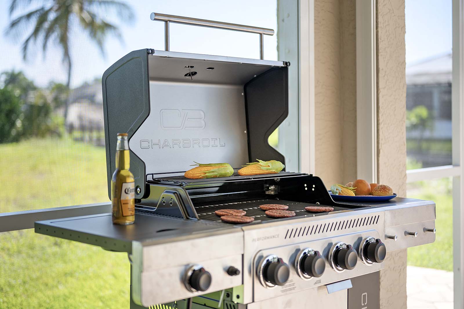 Beheizter Privatpool mit Sonnenliegen und TV im Außenbereich.