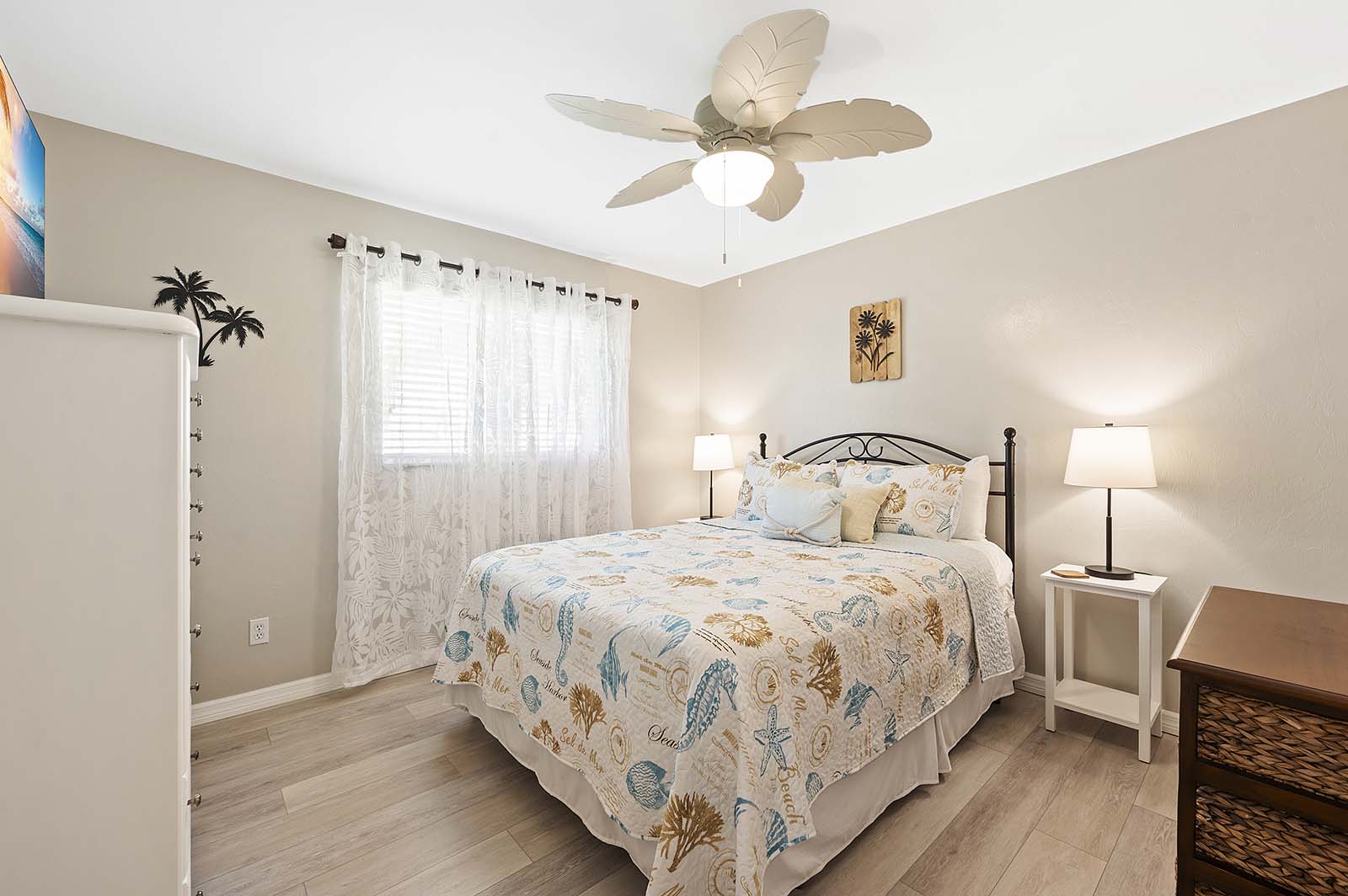 Beheizter Privatpool mit Sonnenliegen und TV im Außenbereich.