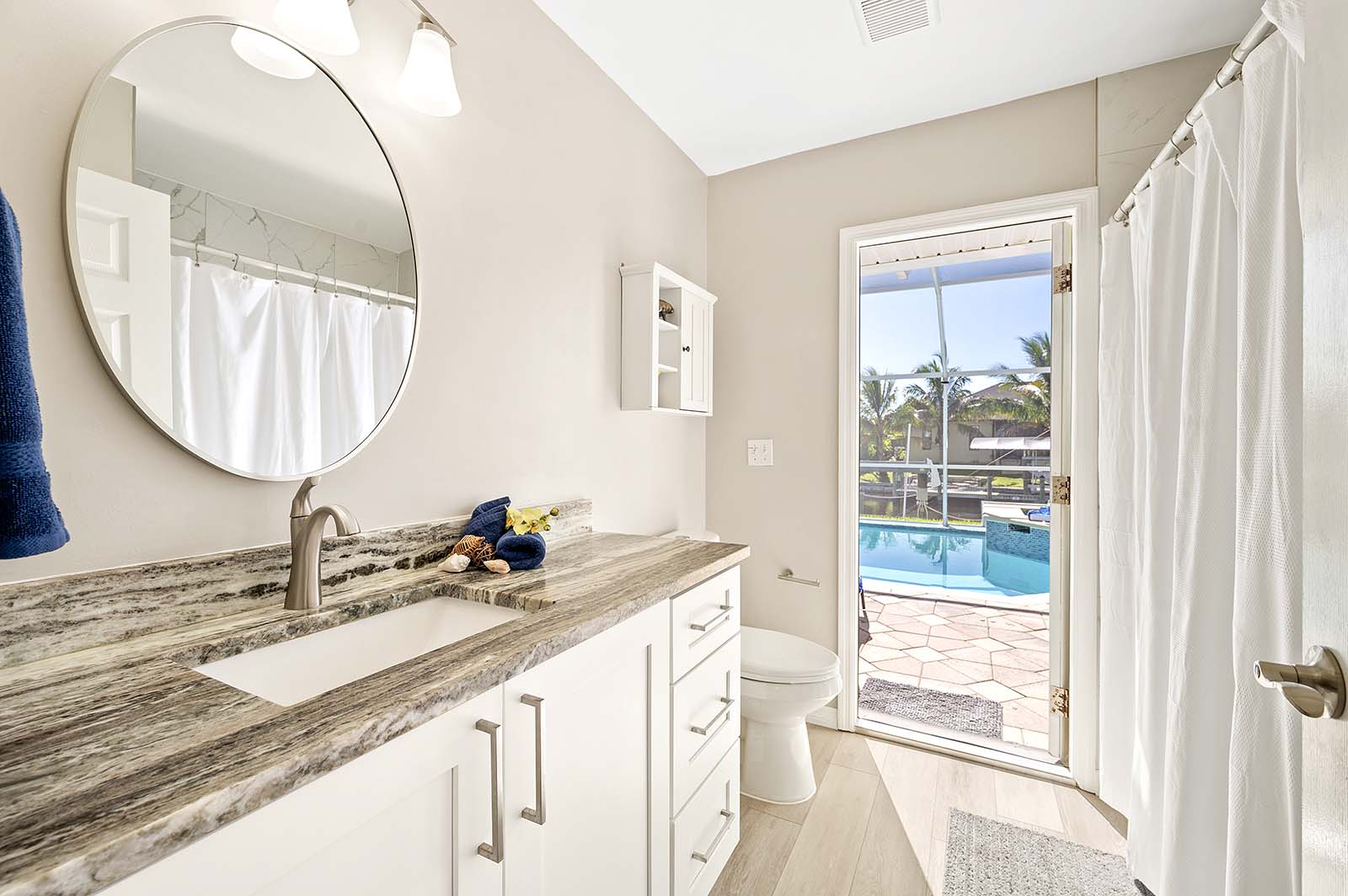 Beheizter Privatpool mit Sonnenliegen und TV im Außenbereich.