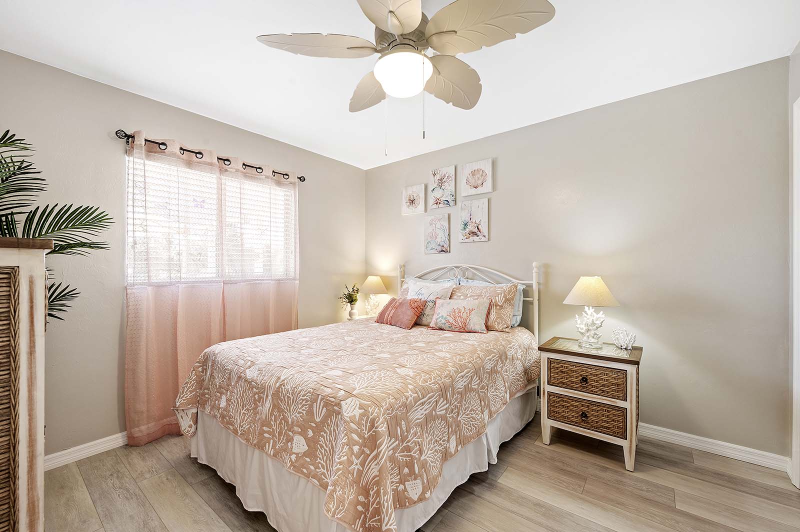 Beheizter Poolbereich mit Sonnenliegen und TV auf der Lanai.