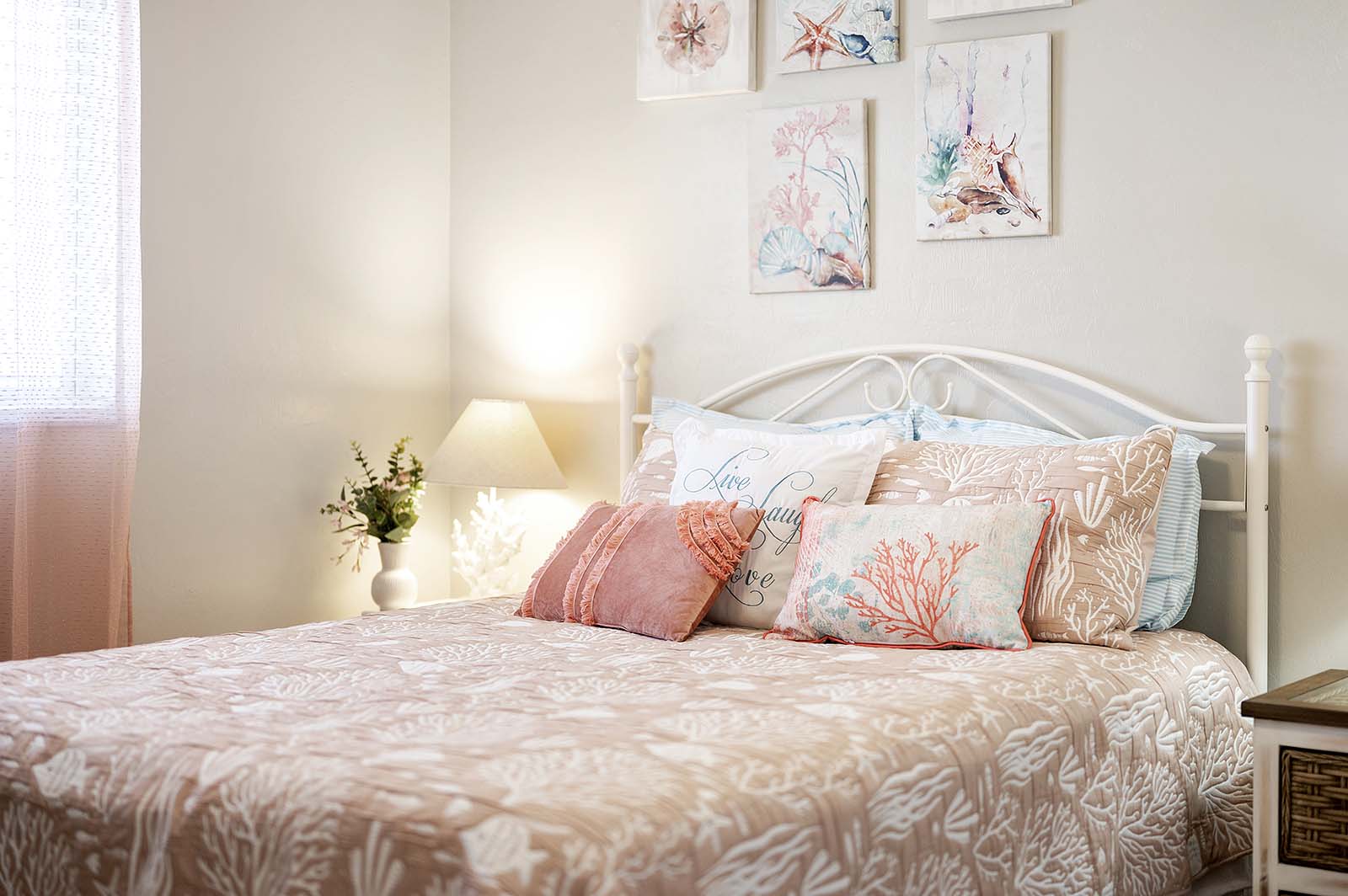 Beheizter Privatpool mit Sonnenliegen auf der Lanai.