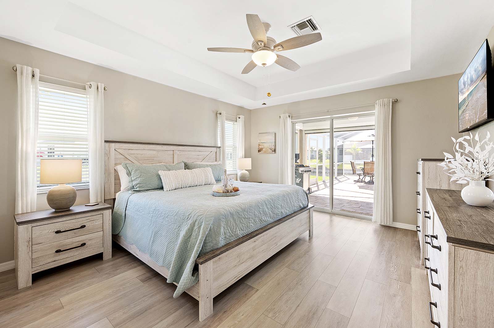 Beheizter Poolbereich mit Sonnenliegen und TV auf der Lanai.