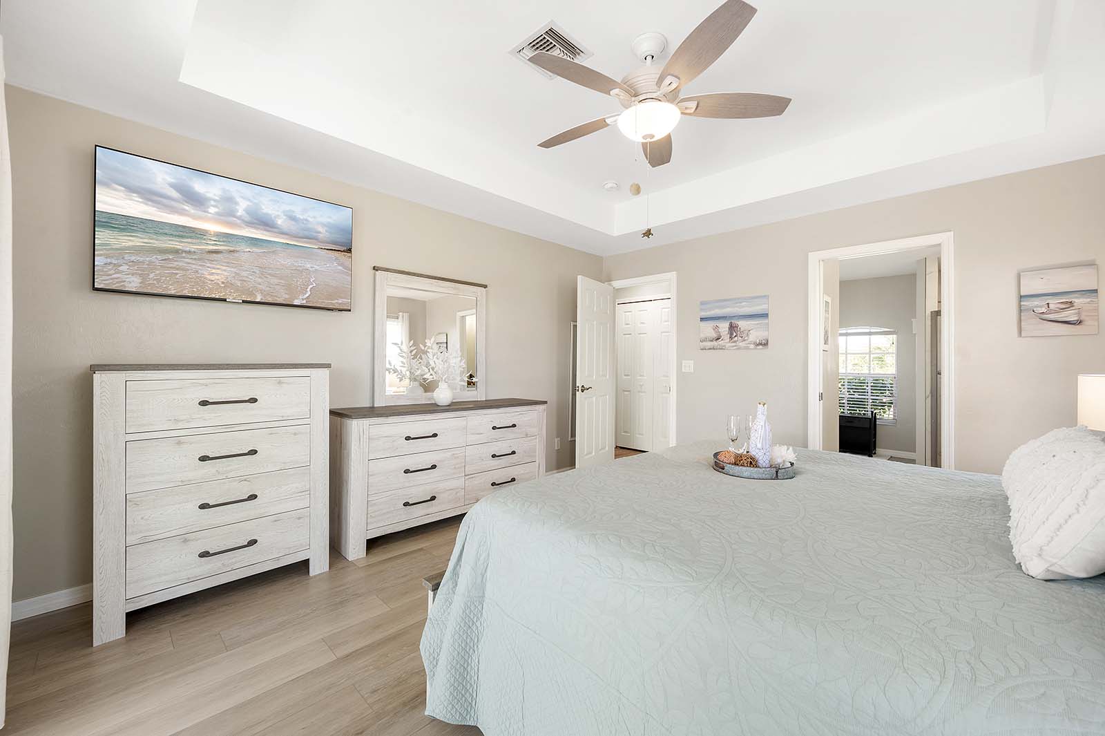 Beheizter Poolbereich mit Sonnenliegen und TV auf der Lanai.