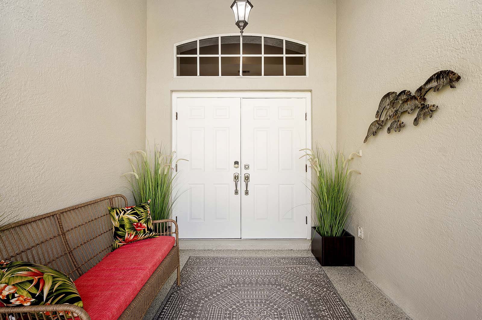 Beheizter Poolbereich mit Sonnenliegen und TV auf der Lanai.