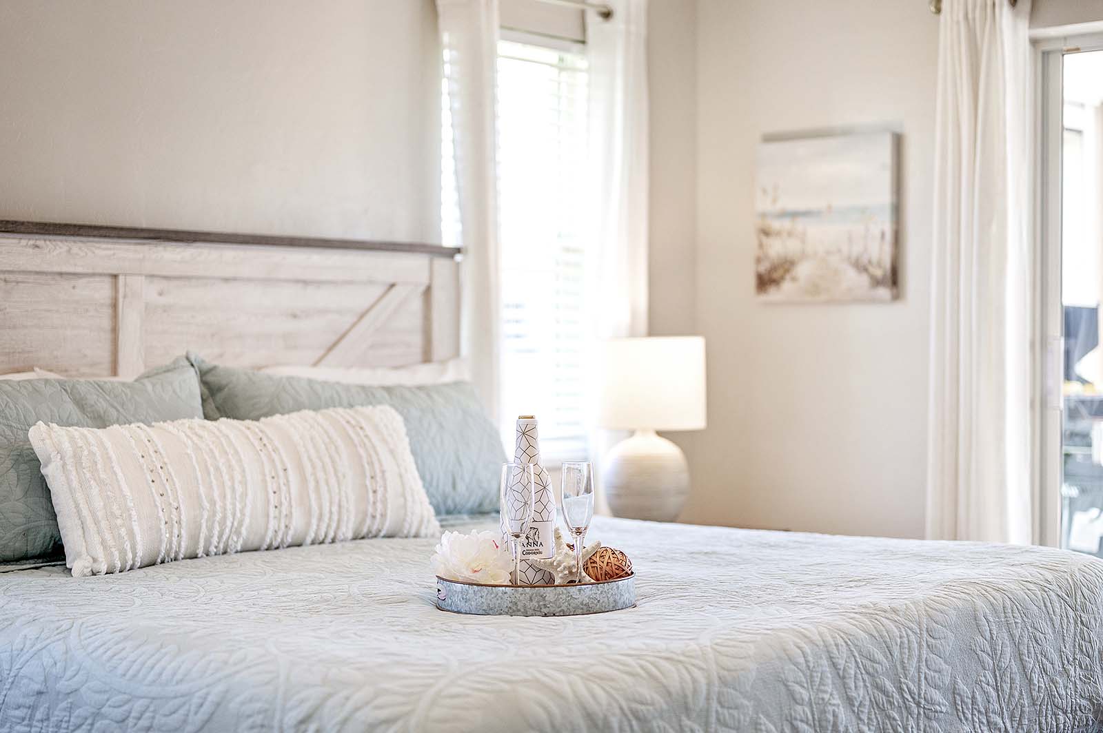 Beheizter Privatpool mit Sonnenliegen auf der Lanai.