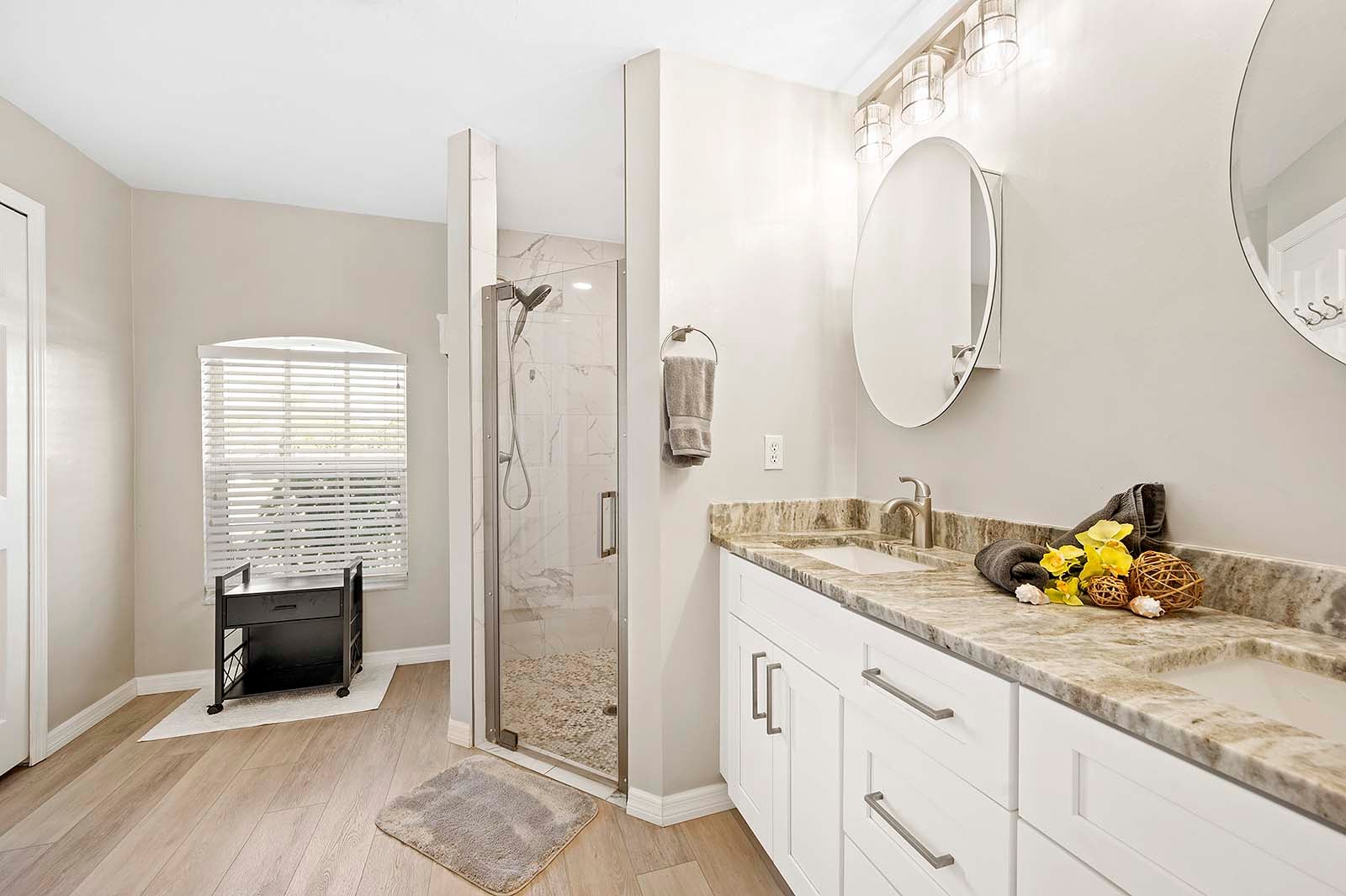 Beheizter Privatpool mit Sonnenliegen auf der sonnigen Terrasse am Wasser.