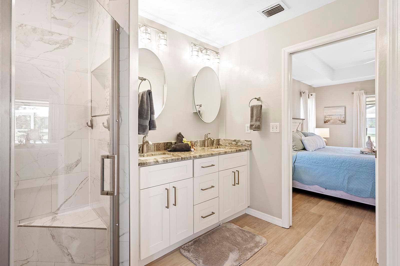 Beheizter Poolbereich mit Sonnenliegen und TV auf der Lanai.