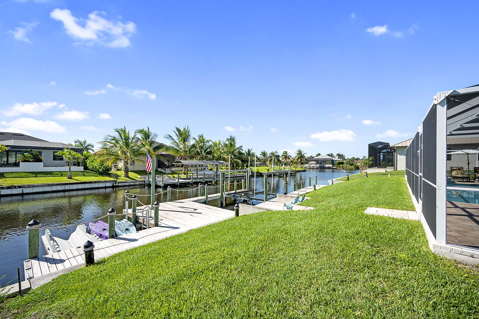 Beheizter Privatpool mit Sonnenliegen und TV im Außenbereich.
