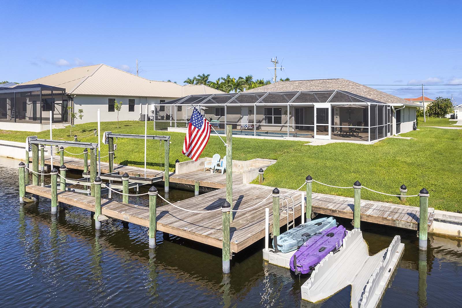 Beheizter Poolbereich mit Sonnenliegen und TV auf der Lanai.