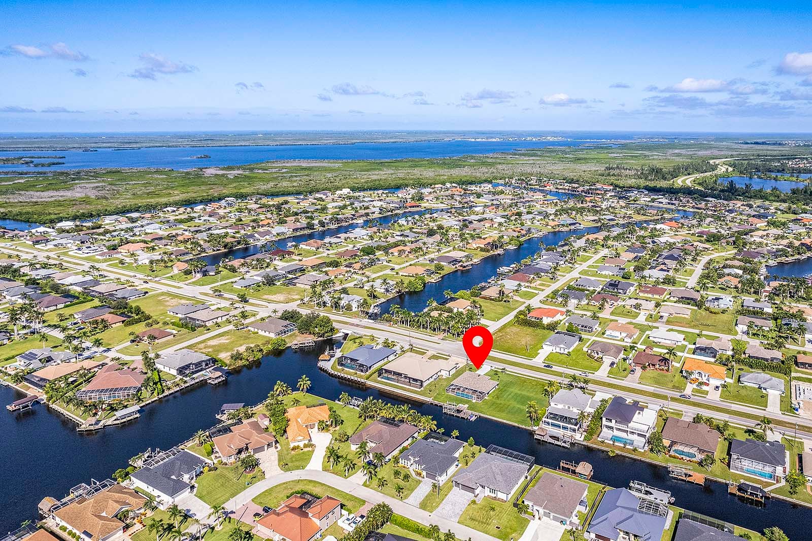 Beheizter Poolbereich mit Sonnenliegen und TV auf der Lanai.