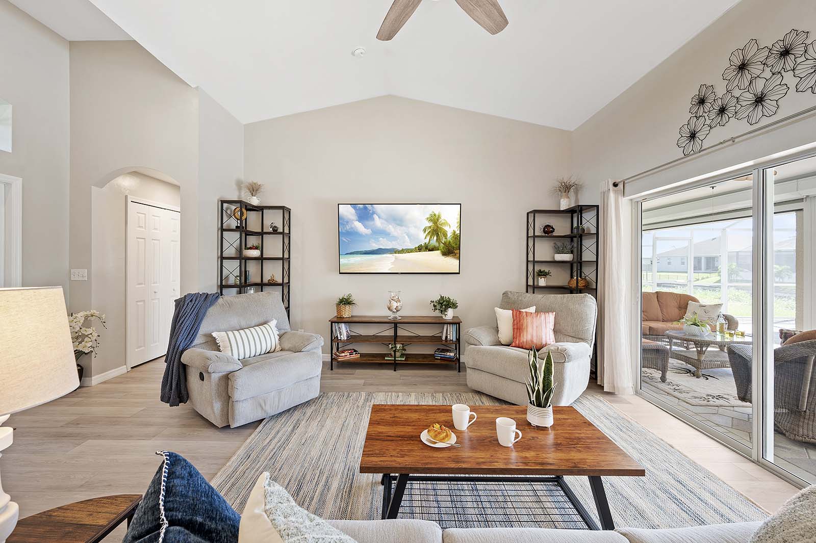 Beheizter Poolbereich mit Sonnenliegen und TV auf der Lanai.