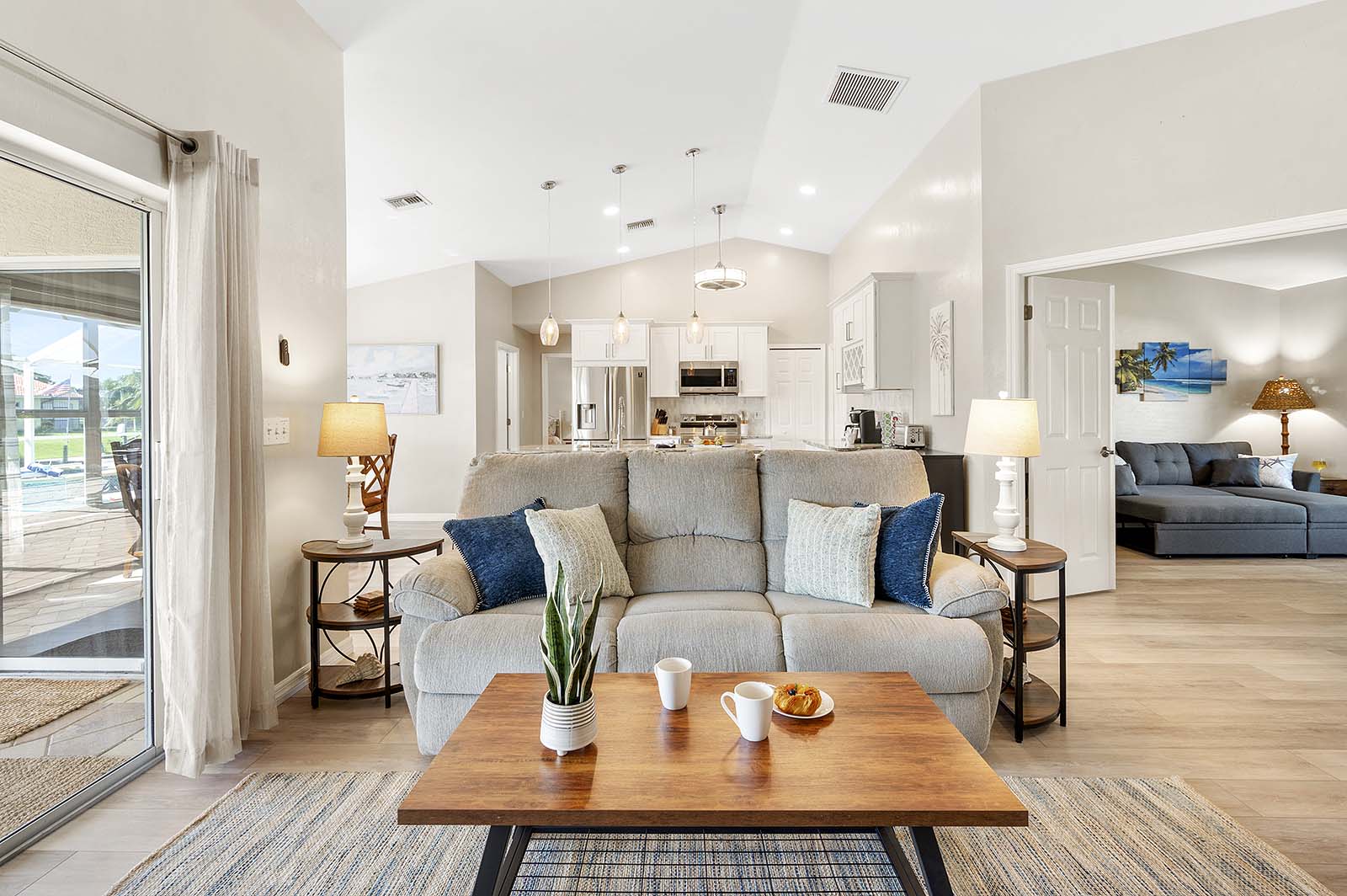 Beheizter Privatpool mit Sonnenliegen und TV im Außenbereich.