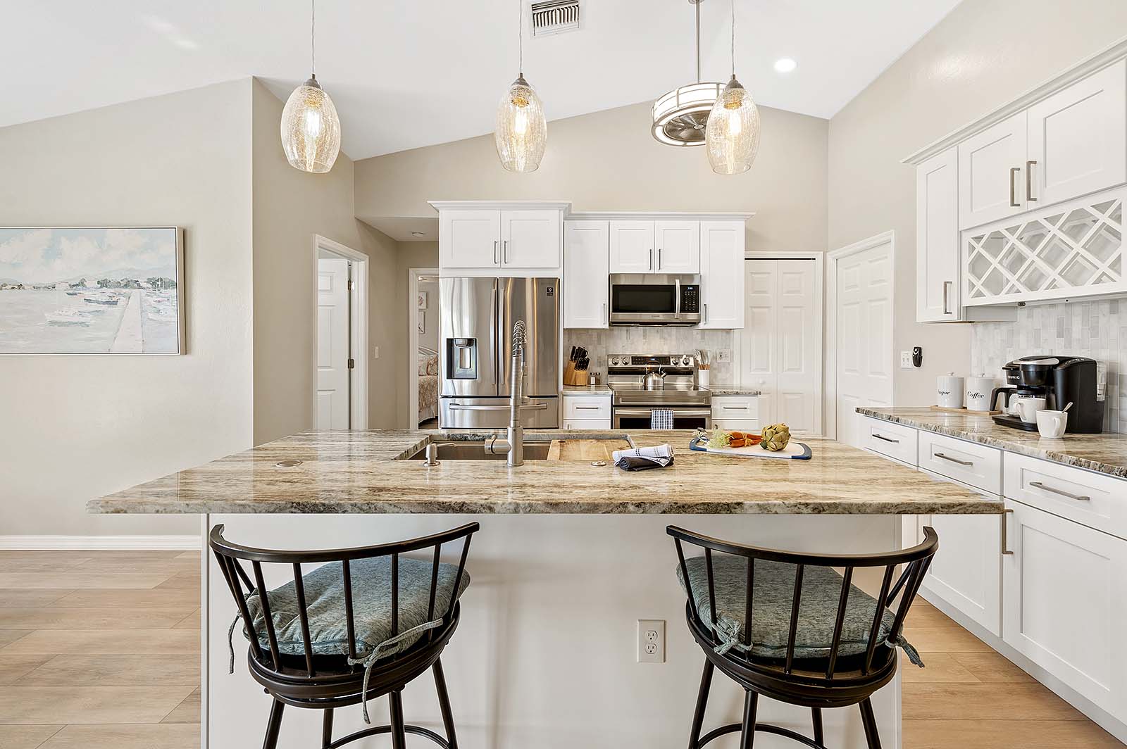 Beheizter Privatpool mit Sonnenliegen und TV im Außenbereich.