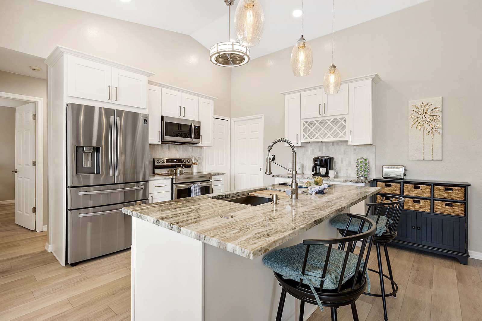 Beheizter Privatpool mit Sonnenliegen im Außenbereich.