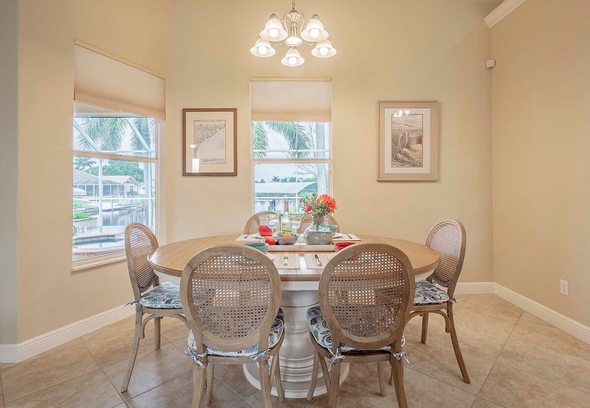 Sonnenuntergang über dem Kanal vom Sunset-Deck mit Whirlpool.