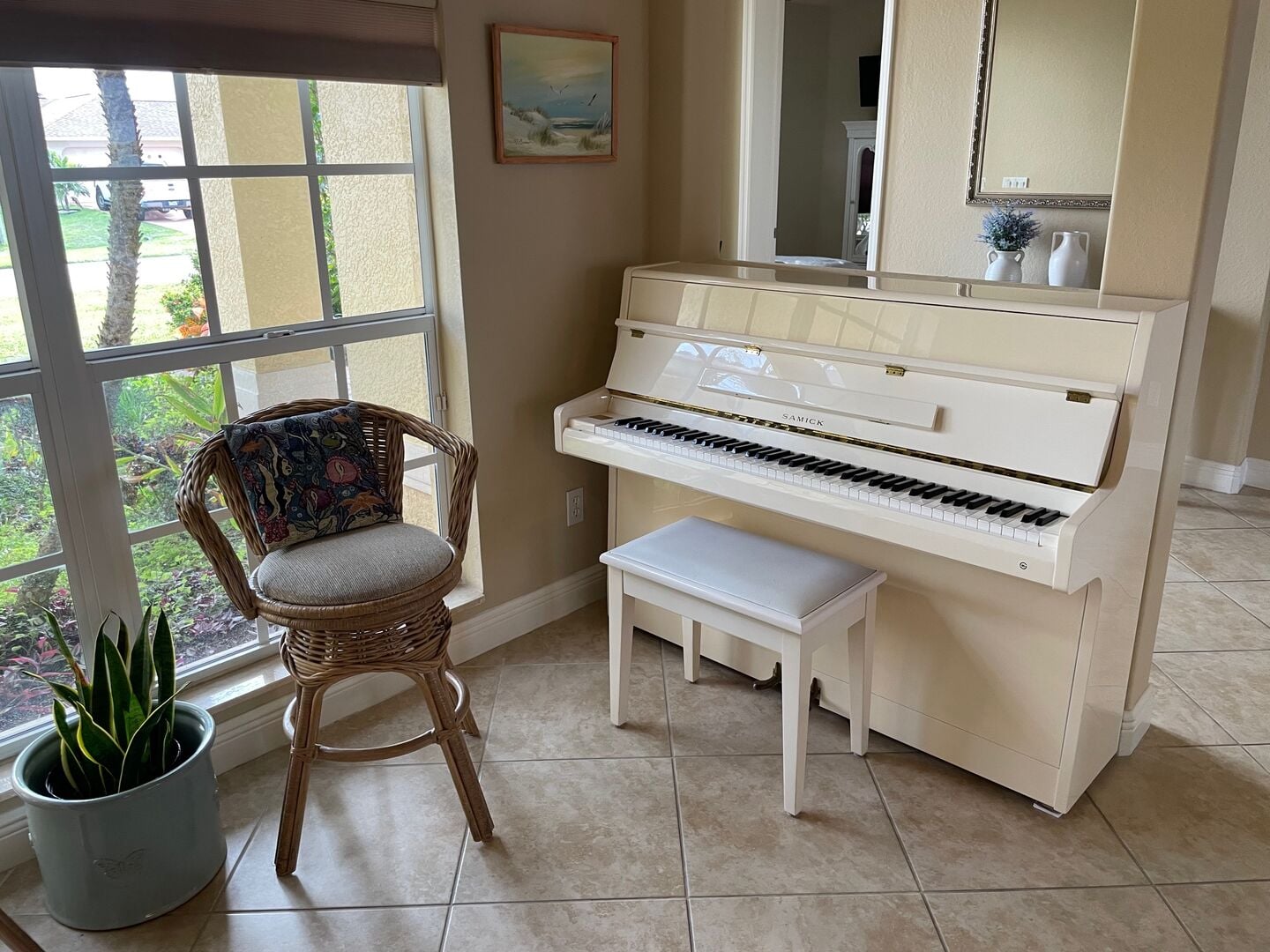 Whirlpool auf der Terrasse mit Blick auf den Kanal bei Sonnenuntergang.