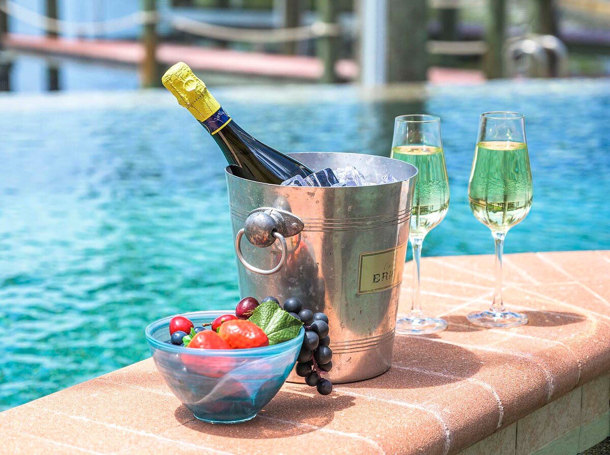 Whirlpool auf der Terrasse mit Blick auf den Kanal bei Sonnenuntergang.