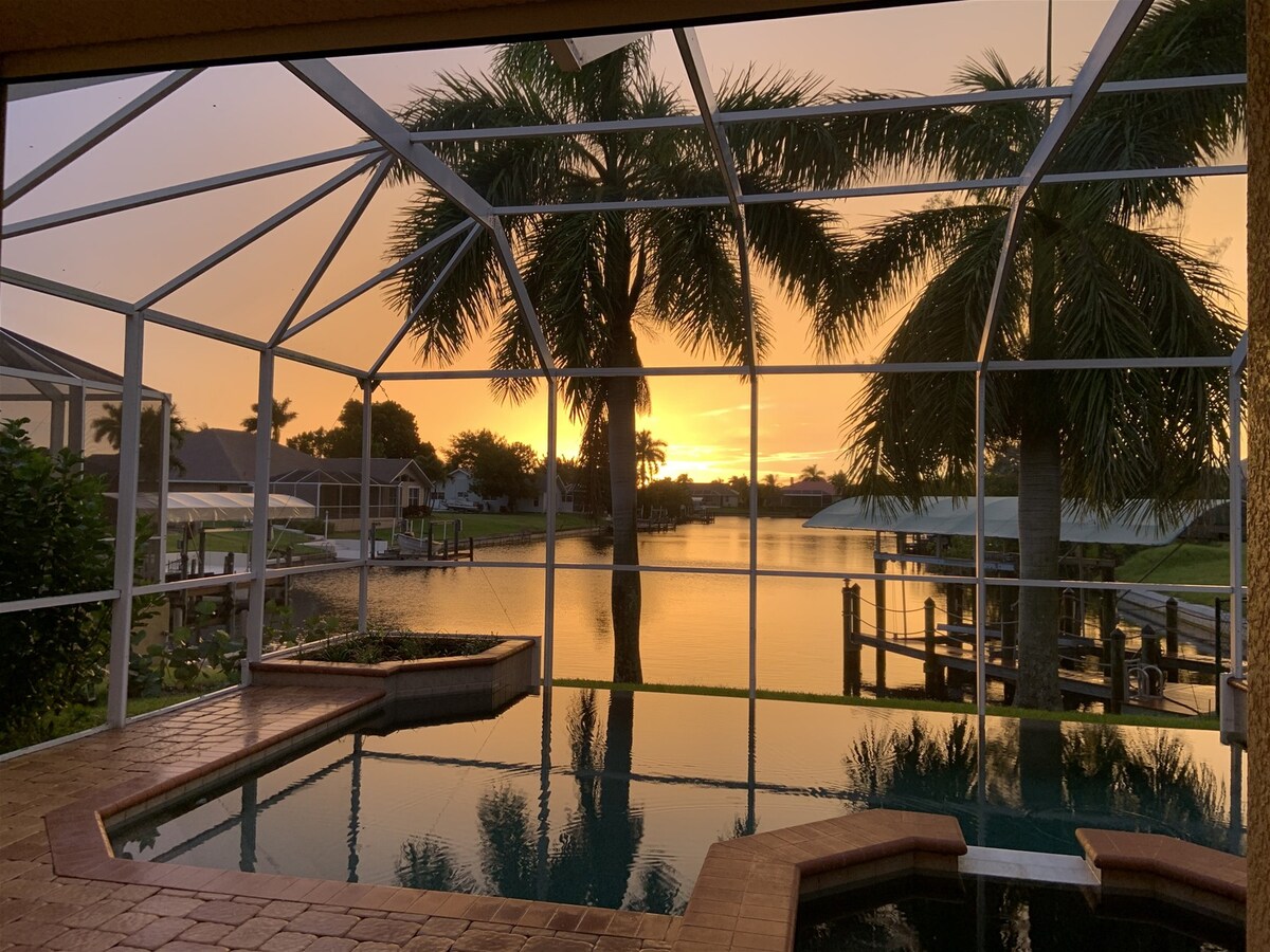 Whirlpool auf der Terrasse mit Blick auf den Kanal bei Sonnenuntergang.