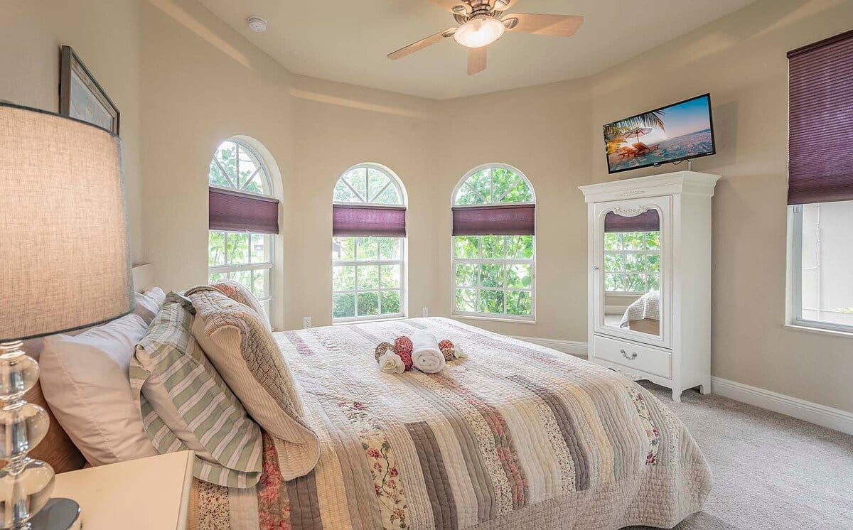 Whirlpool auf der Terrasse mit Blick auf den Kanal bei Sonnenuntergang.