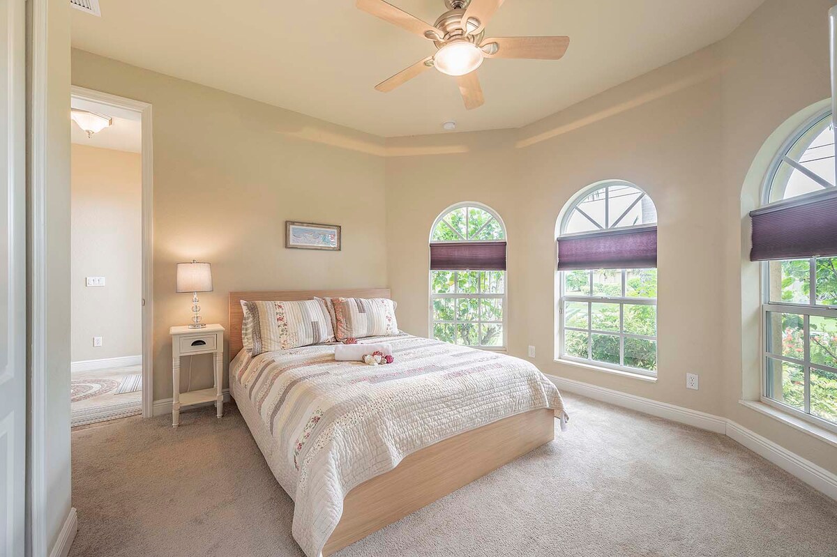 Sonnenuntergangsblick vom Deck am Kanal mit Whirlpool.