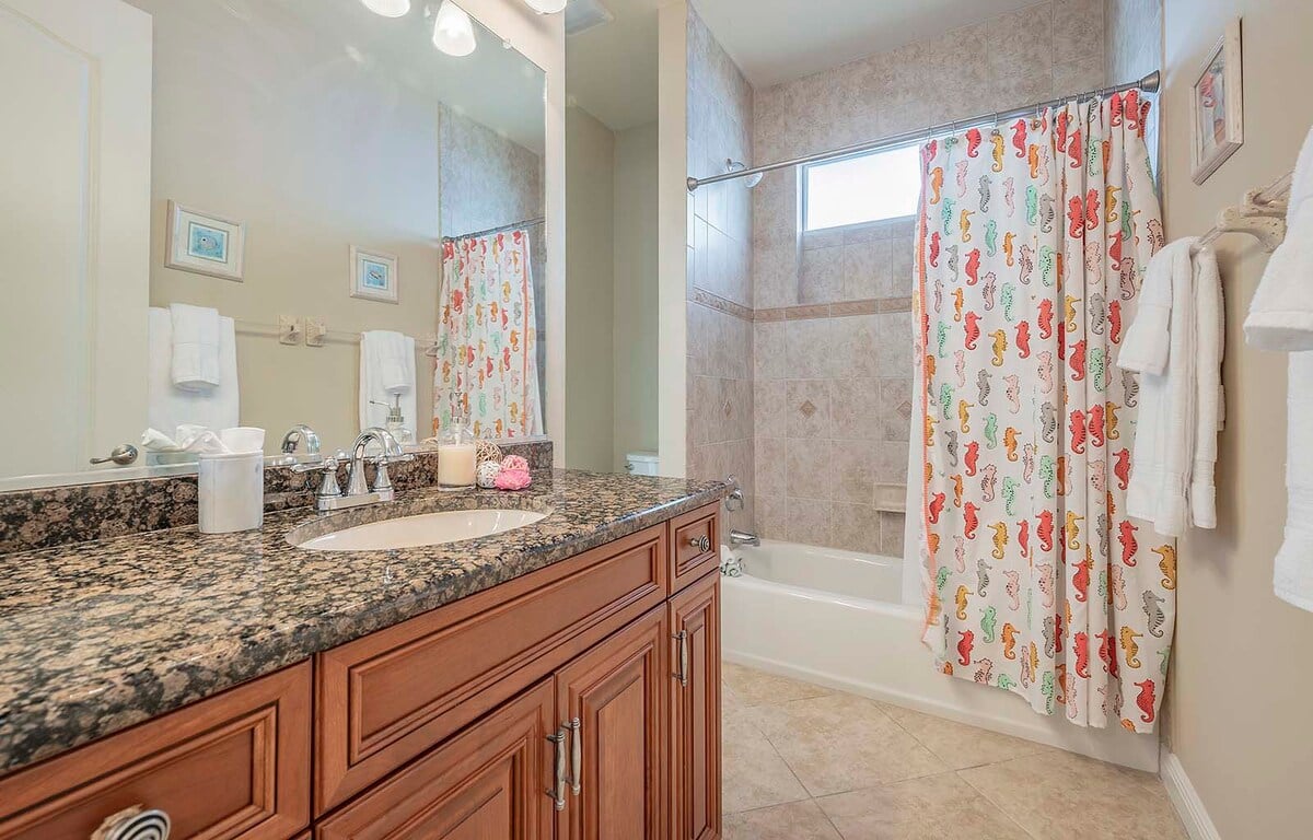 Whirlpool auf der Terrasse mit Blick auf den Kanal bei Sonnenuntergang.