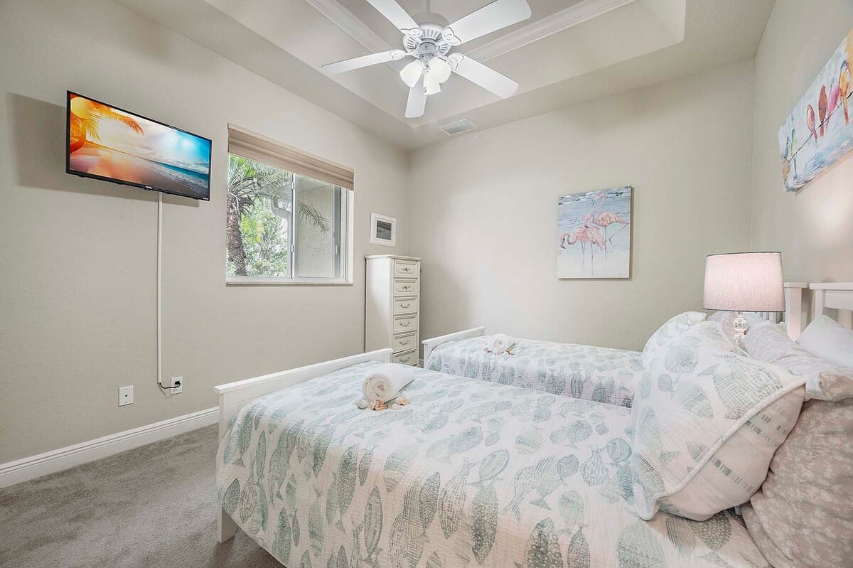 Whirlpool auf der Terrasse mit Blick auf den Kanal.