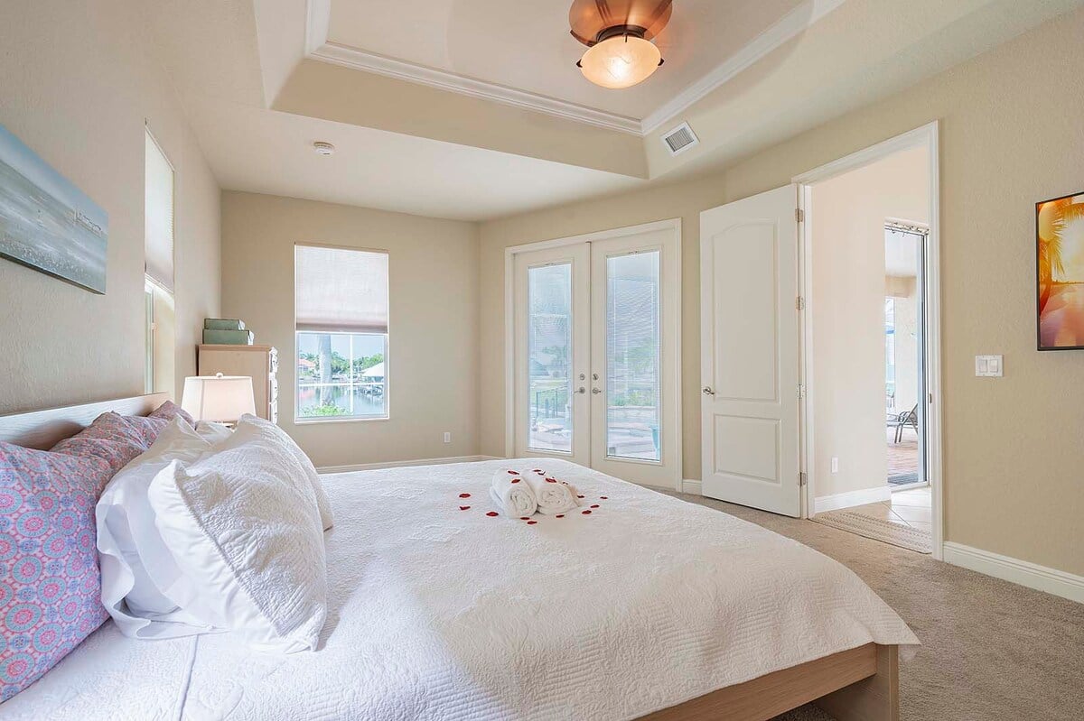 Whirlpool auf der Terrasse mit Blick auf den Kanal bei Sonnenuntergang.