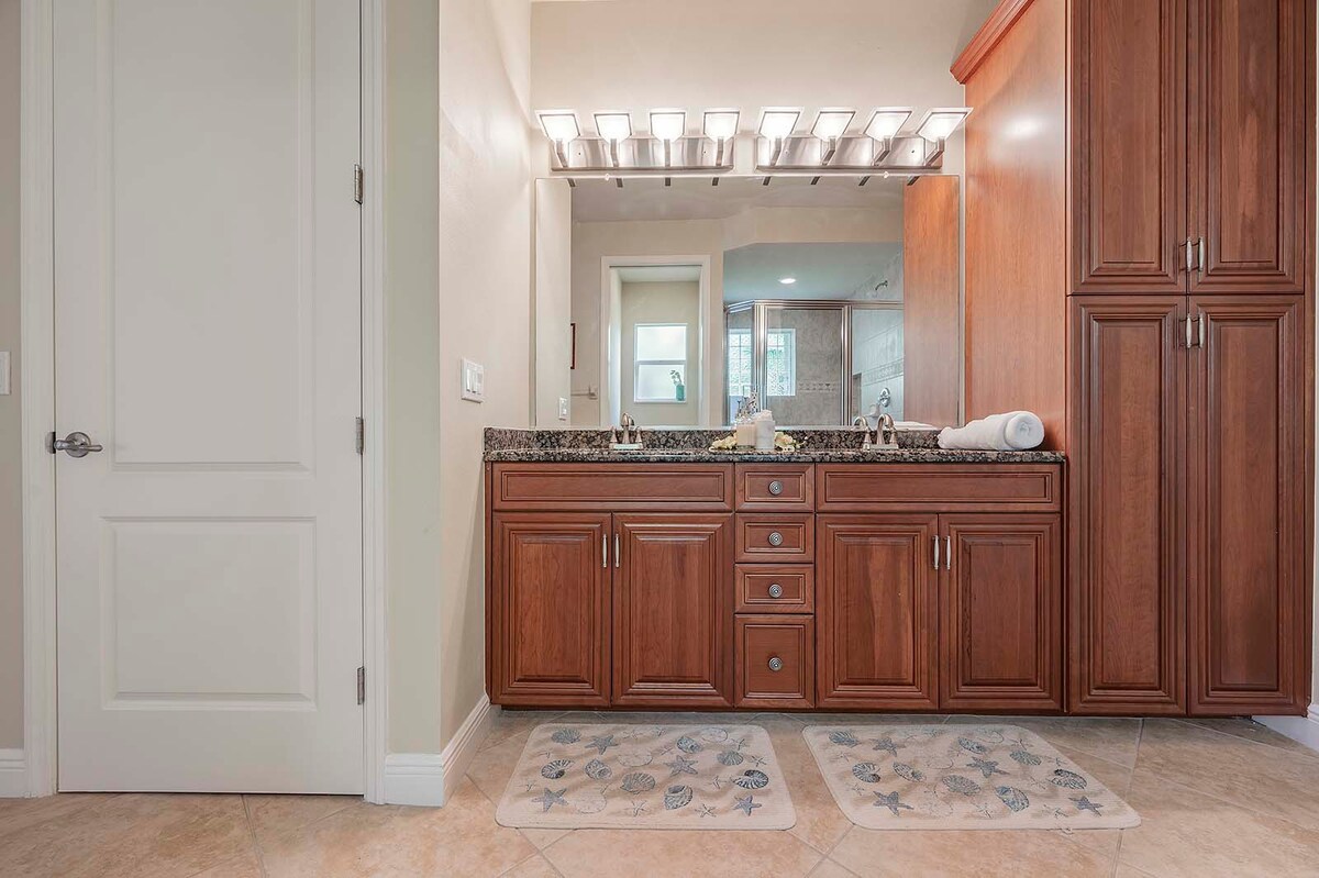 Whirlpool auf der Terrasse mit Blick auf den Kanal bei Sonnenuntergang.