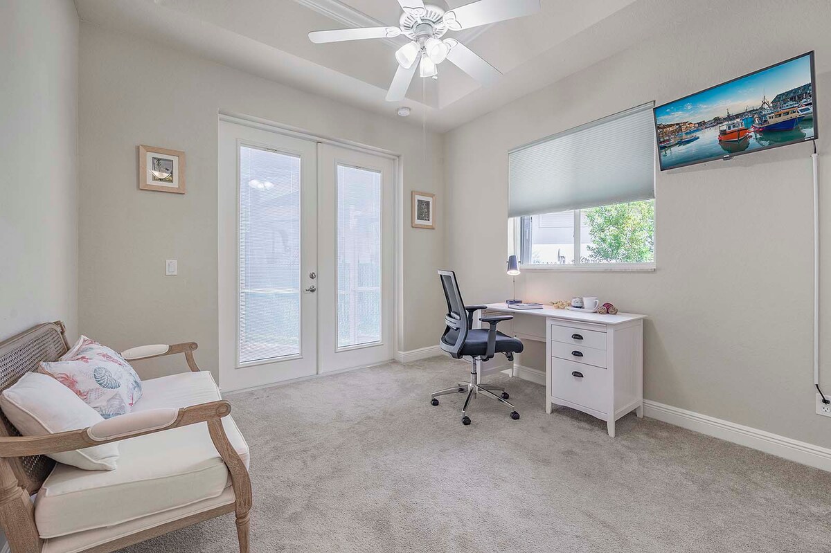 Sunset-Deck am Kanal mit Blick aufs Wasser und Whirlpool.